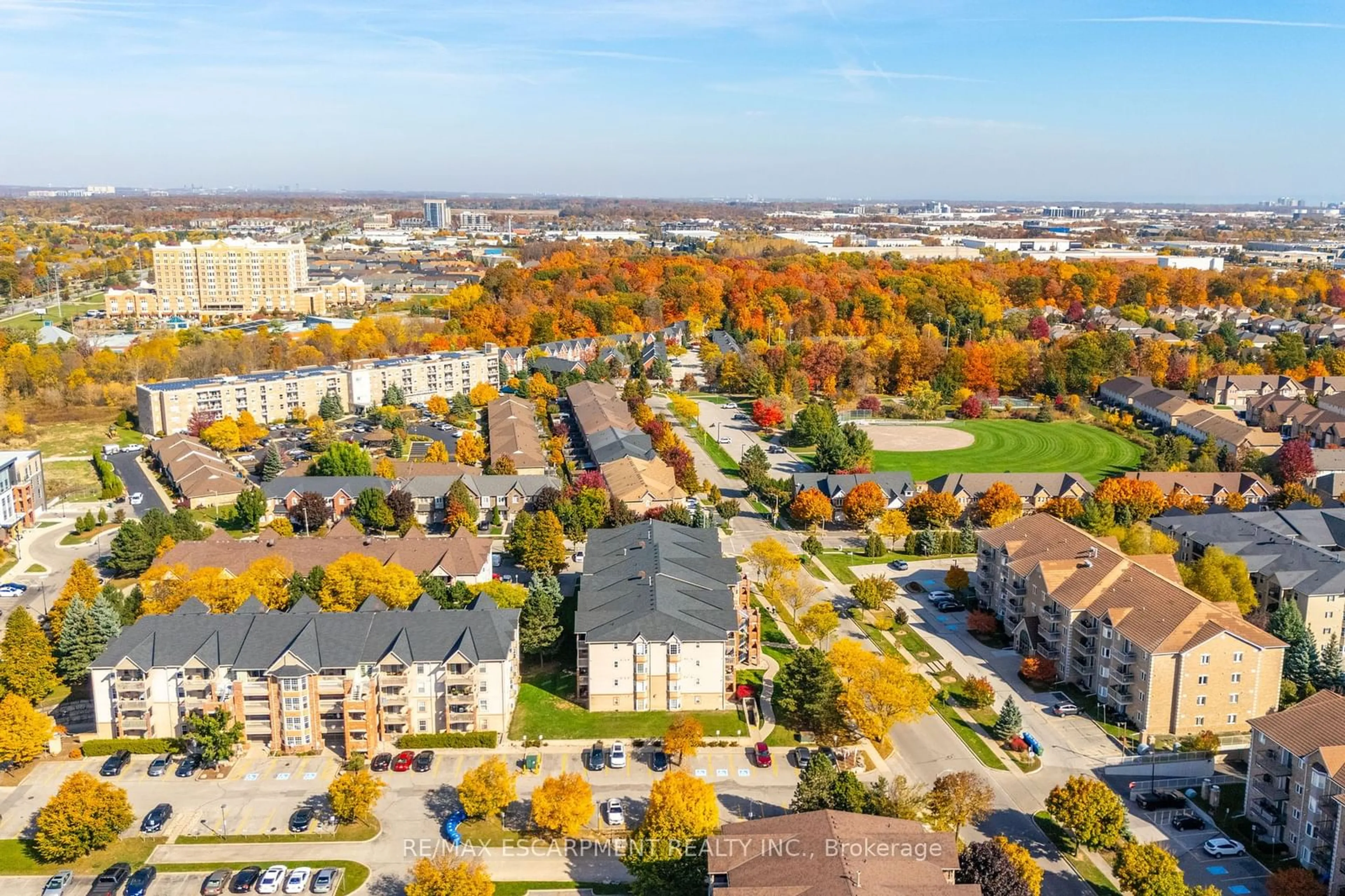 A pic from outside/outdoor area/front of a property/back of a property/a pic from drone, unknown for 4015 Kilmer Dr #308, Burlington Ontario L7M 4M4