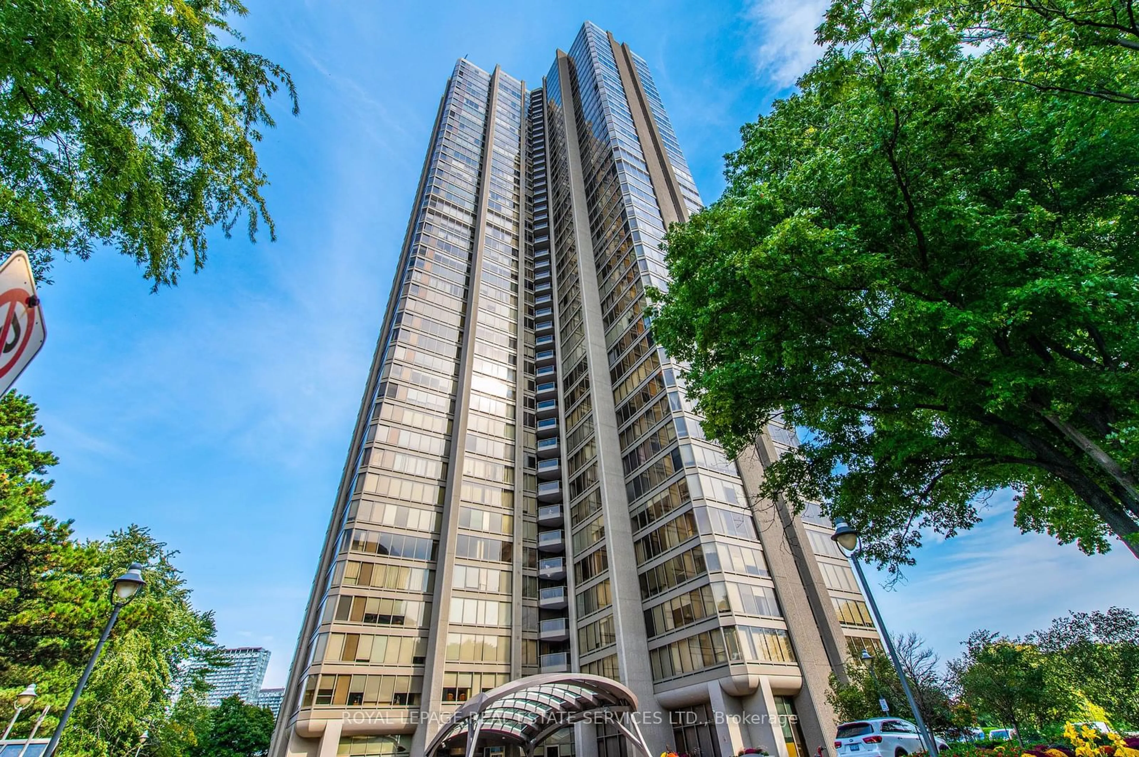 Indoor foyer for 2045 Lake Shore Blvd #2507, Toronto Ontario M8V 2Z6