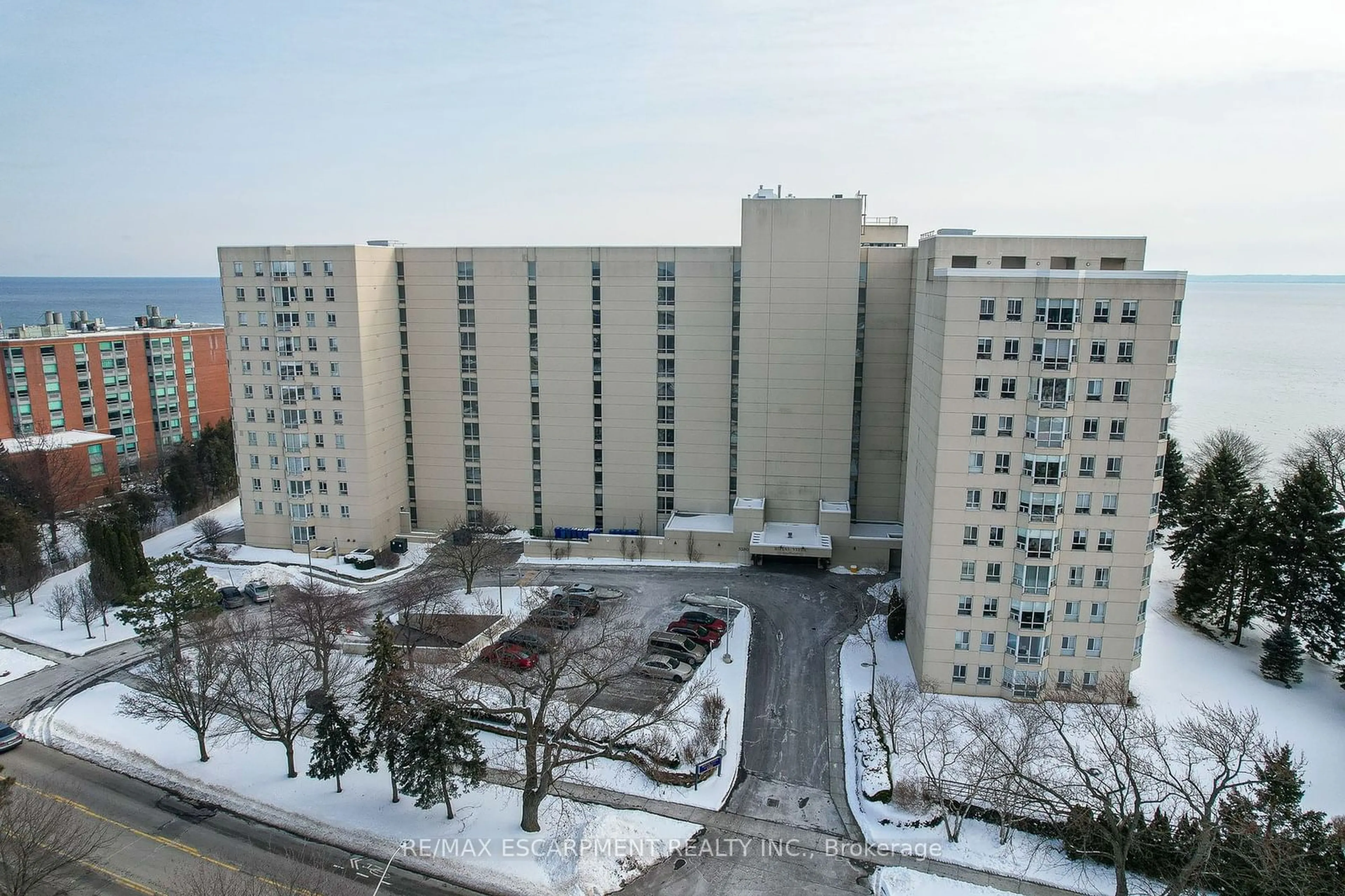 A pic from outside/outdoor area/front of a property/back of a property/a pic from drone, city buildings view from balcony for 5280 Lakeshore Rd #801, Burlington Ontario L7L 5R1