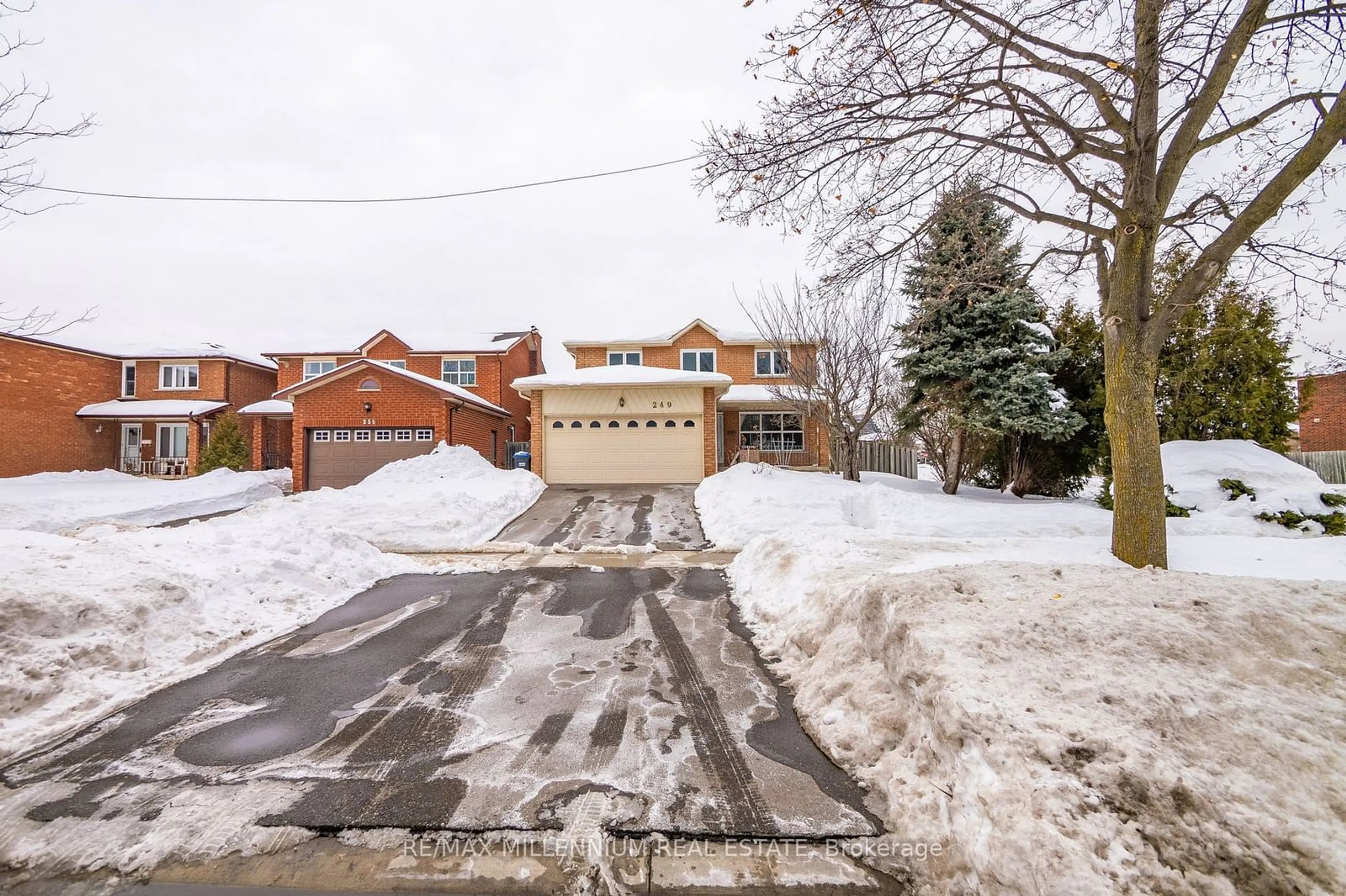 A pic from outside/outdoor area/front of a property/back of a property/a pic from drone, street for 249 Paisley Blvd, Mississauga Ontario L5B 3B4