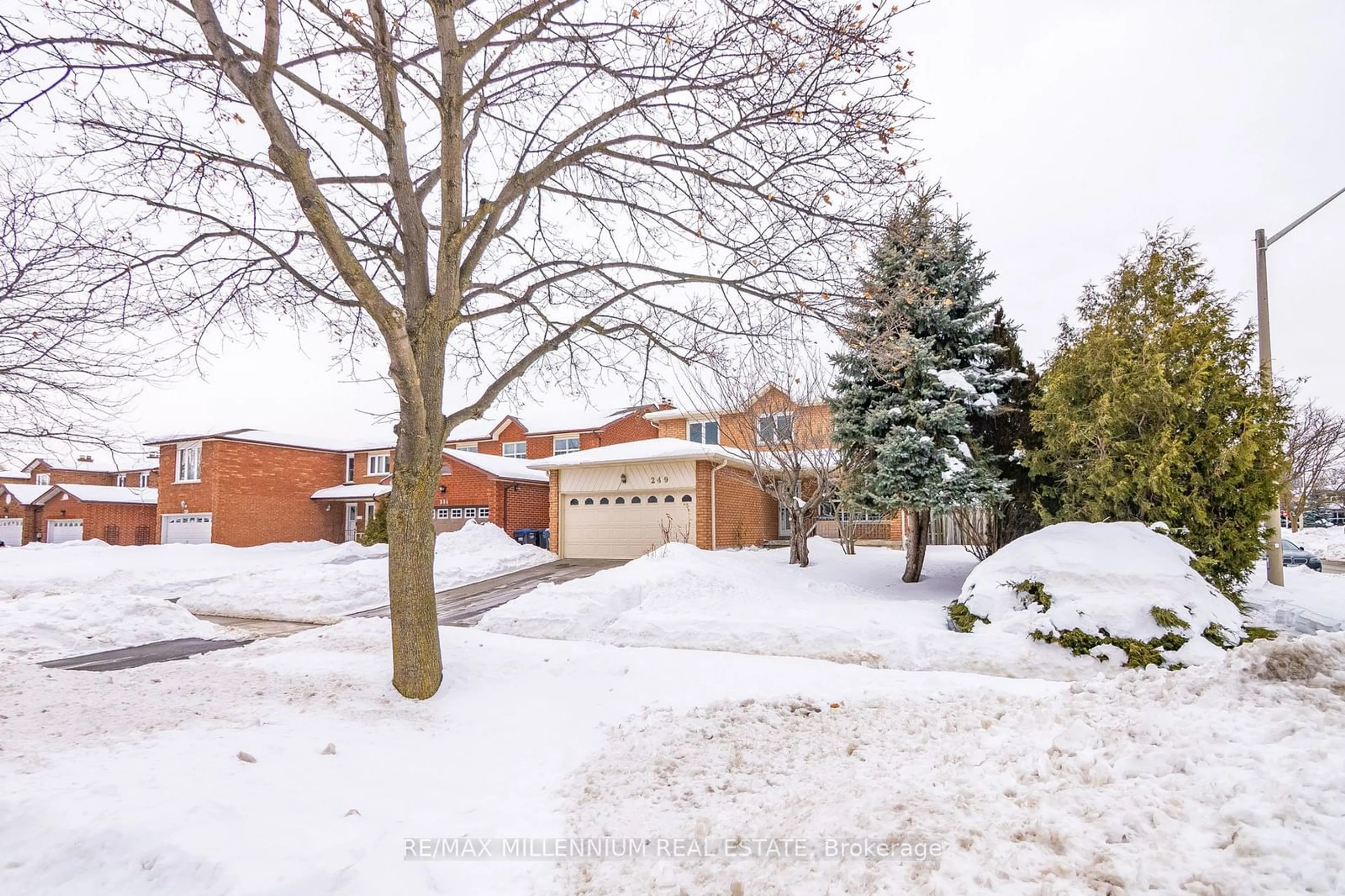 A pic from outside/outdoor area/front of a property/back of a property/a pic from drone, street for 249 Paisley Blvd, Mississauga Ontario L5B 3B4