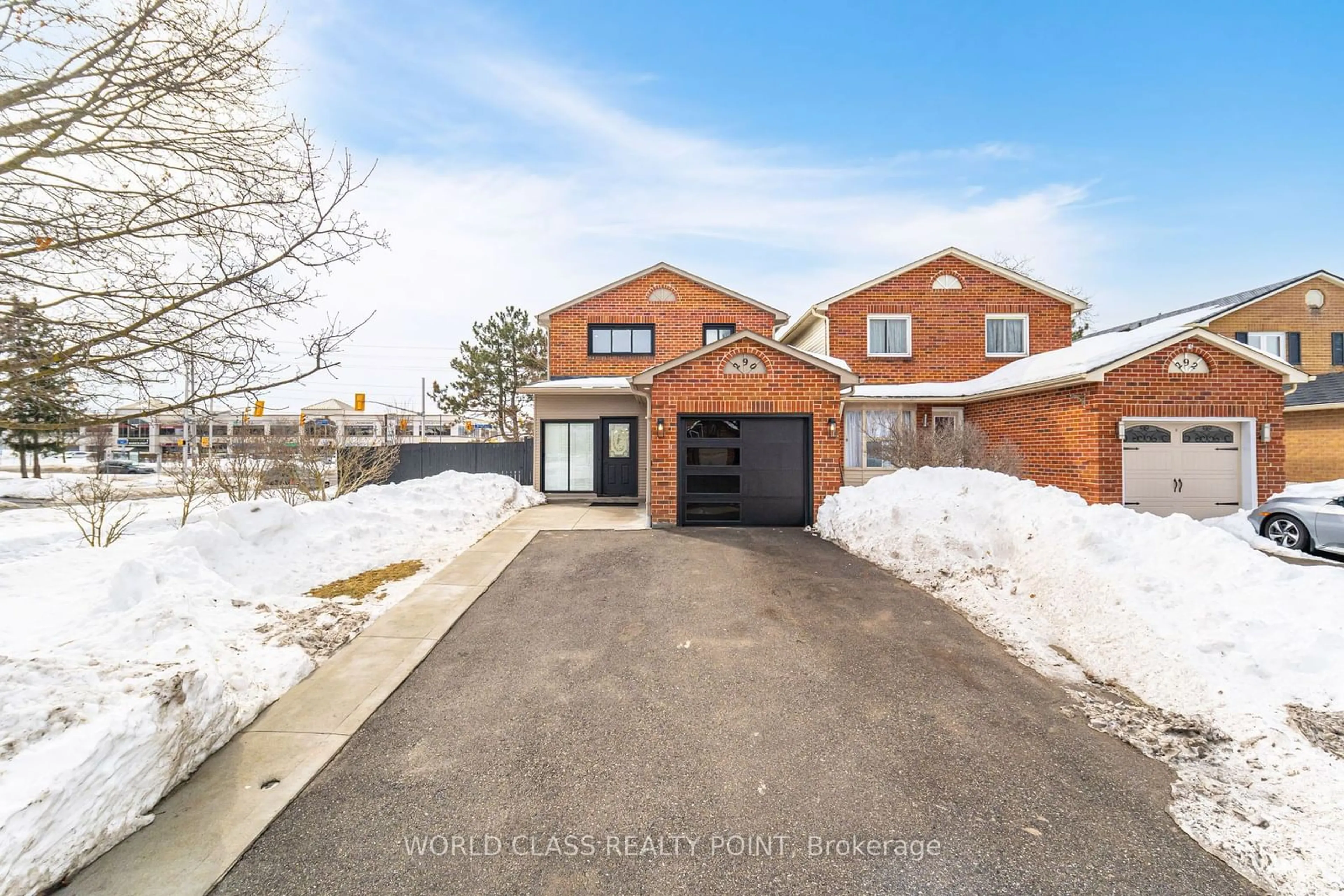 A pic from outside/outdoor area/front of a property/back of a property/a pic from drone, street for 290 Woodlawn Cres, Milton Ontario L9T 4T5