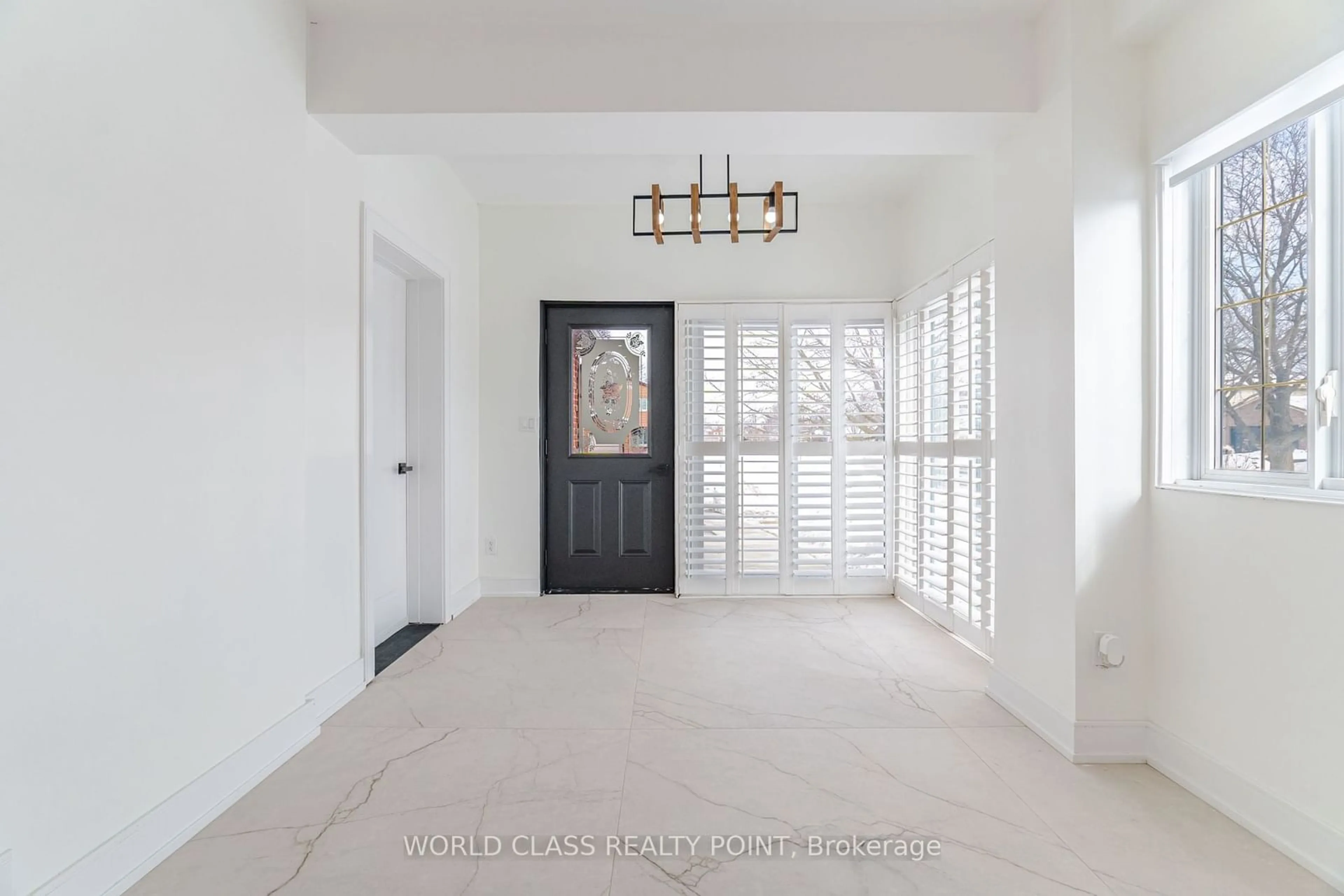 Indoor entryway for 290 Woodlawn Cres, Milton Ontario L9T 4T5