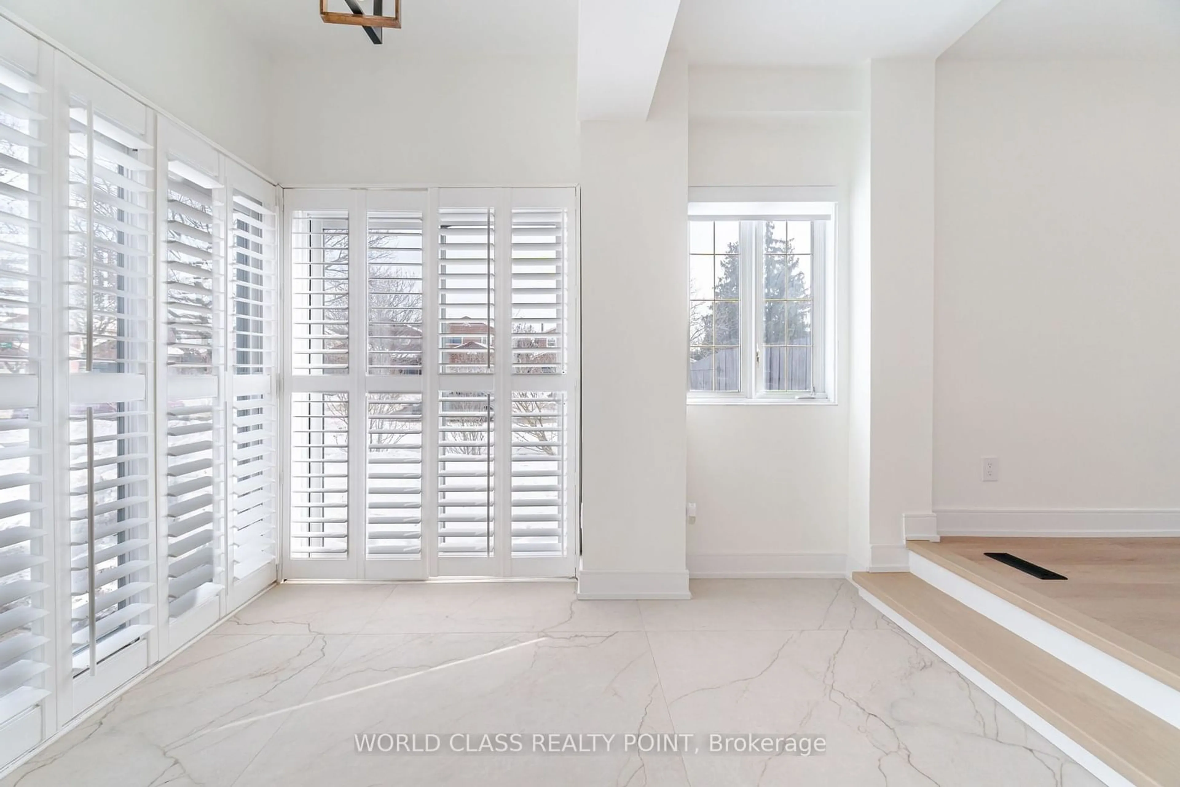 Indoor entryway for 290 Woodlawn Cres, Milton Ontario L9T 4T5