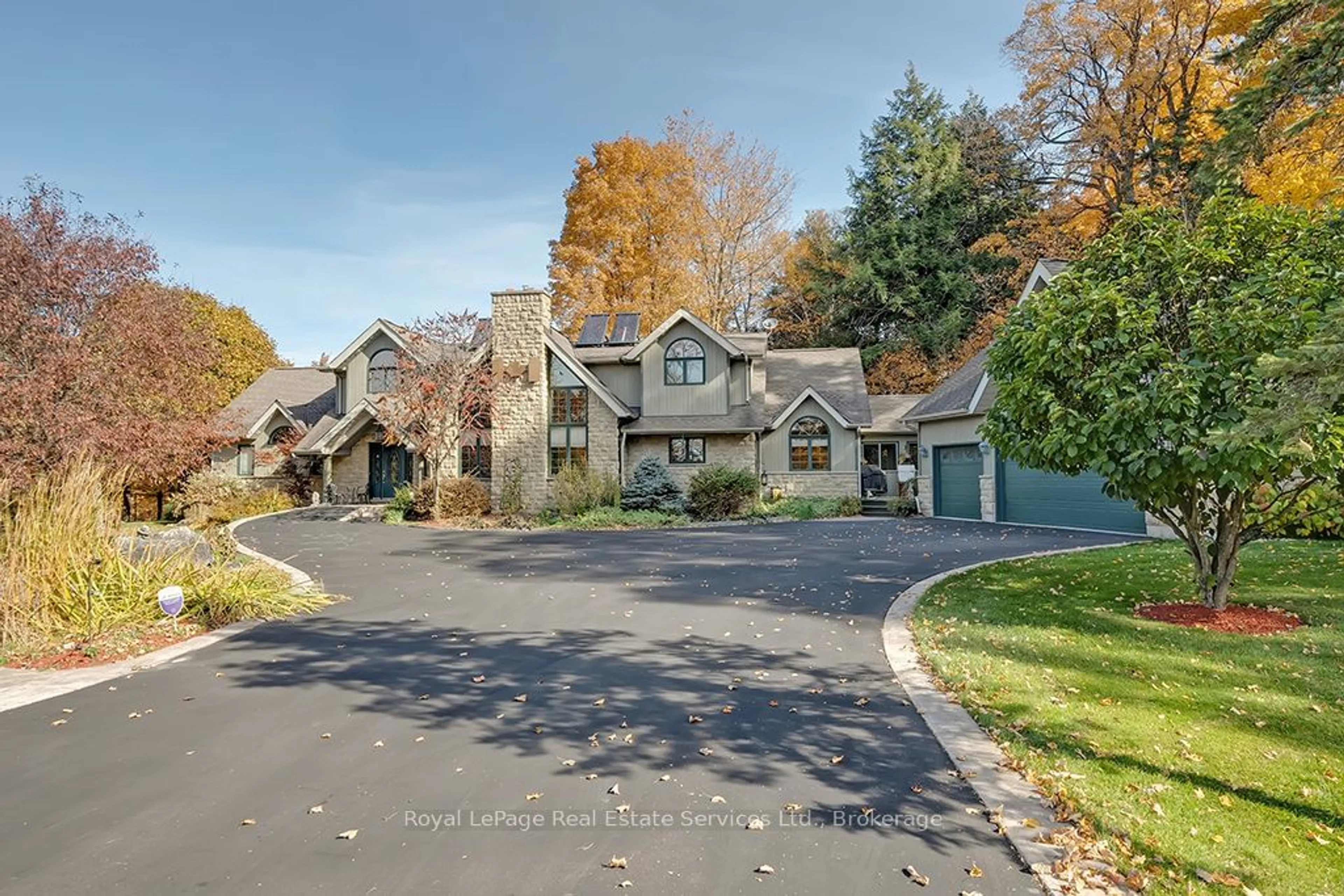 A pic from outside/outdoor area/front of a property/back of a property/a pic from drone, street for 6 TURTLE LAKE Dr, Halton Hills Ontario L7J 2W7