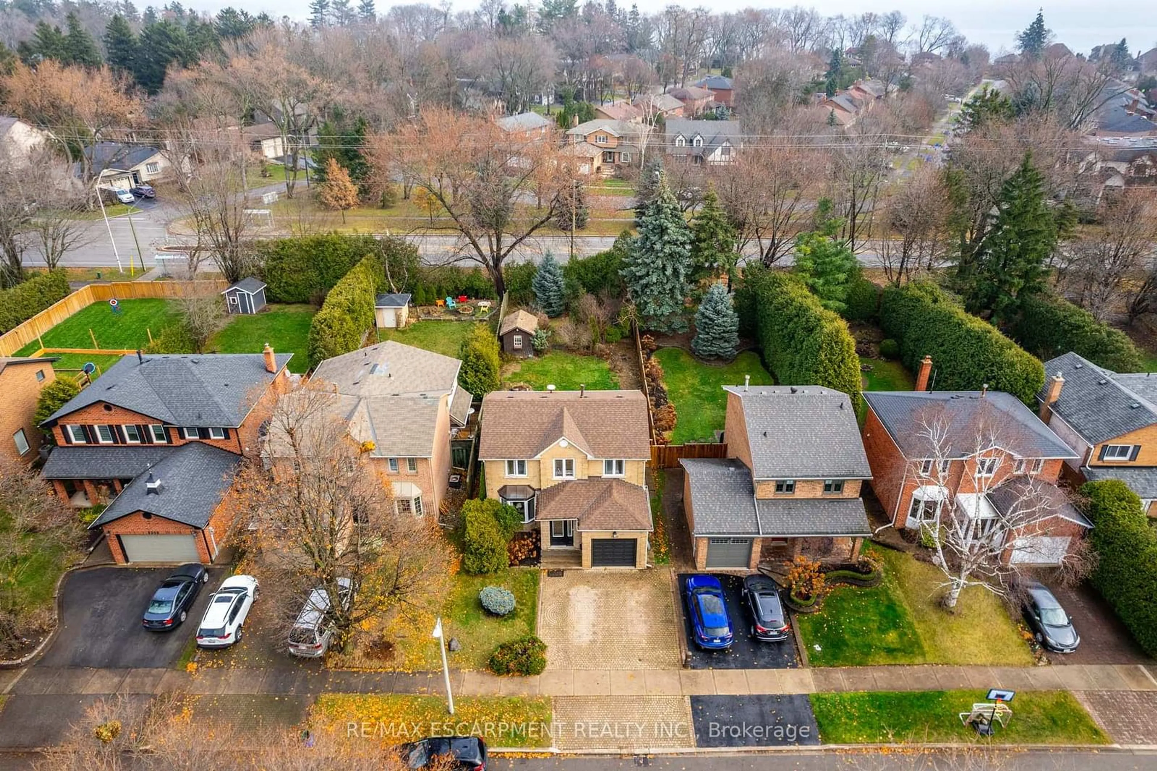 A pic from outside/outdoor area/front of a property/back of a property/a pic from drone, street for 3210 Victoria St, Oakville Ontario L6L 5R2