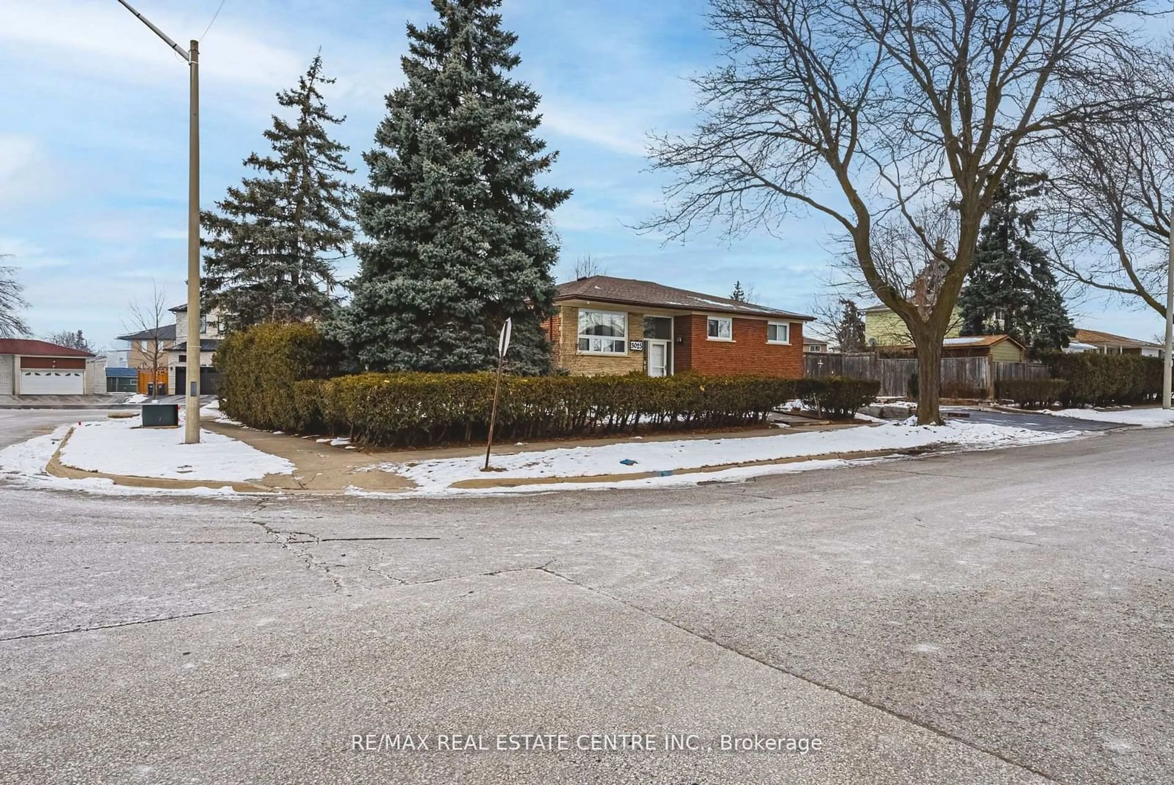 A pic from outside/outdoor area/front of a property/back of a property/a pic from drone, street for 3025 Ballad Dr, Mississauga Ontario L4T 1Z6