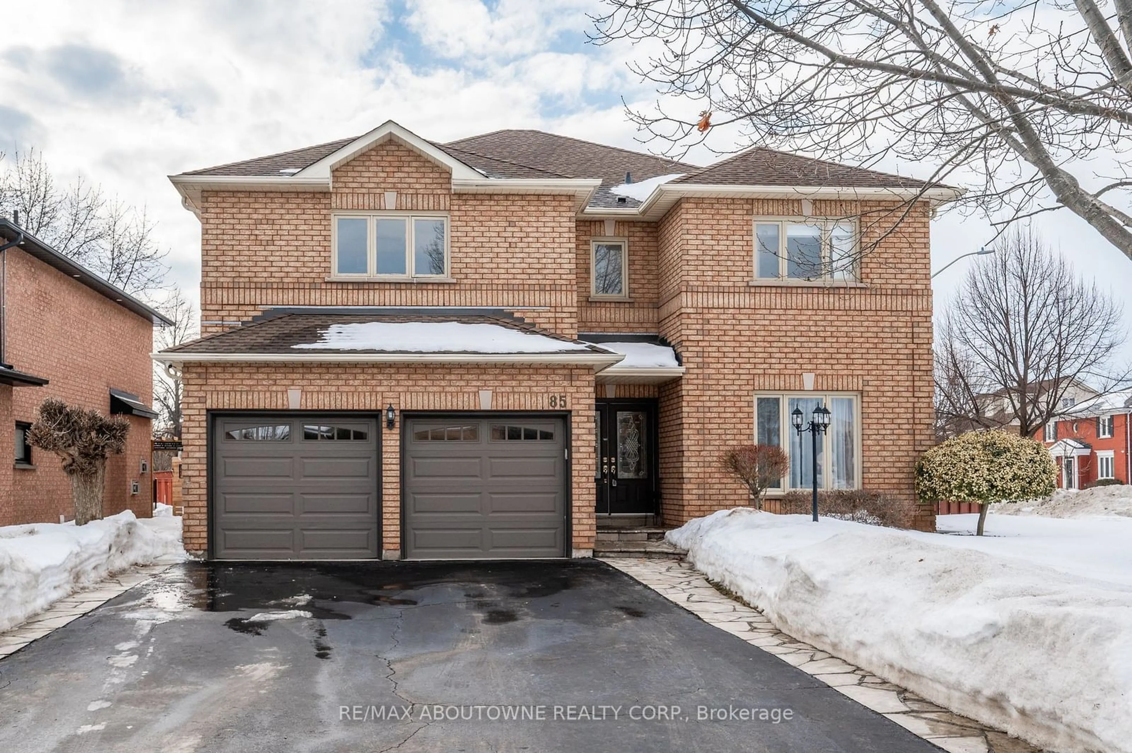 Home with brick exterior material, street for 85 HOWELL Rd, Oakville Ontario L6H 5Z6