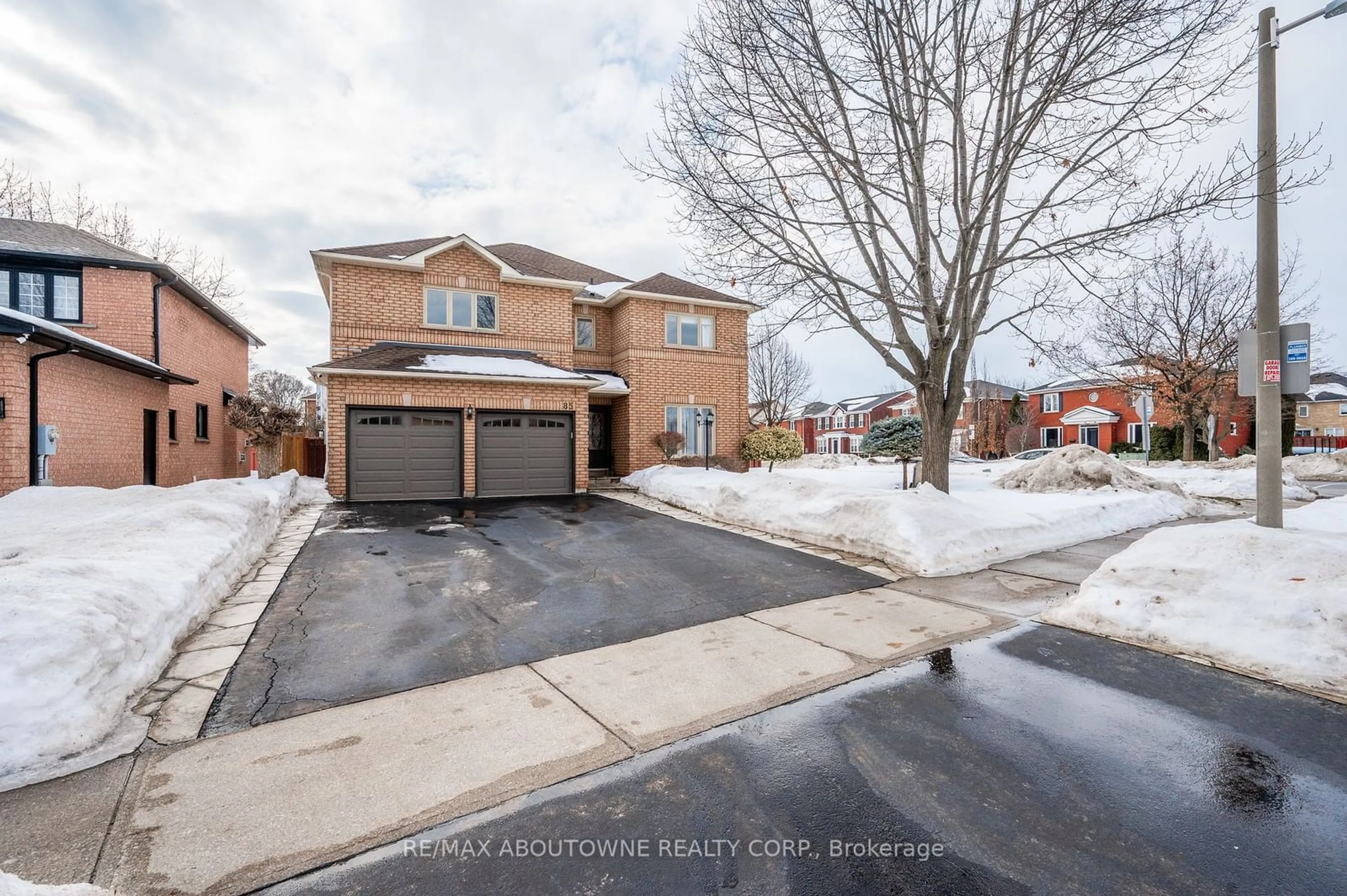 A pic from outside/outdoor area/front of a property/back of a property/a pic from drone, street for 85 HOWELL Rd, Oakville Ontario L6H 5Z6