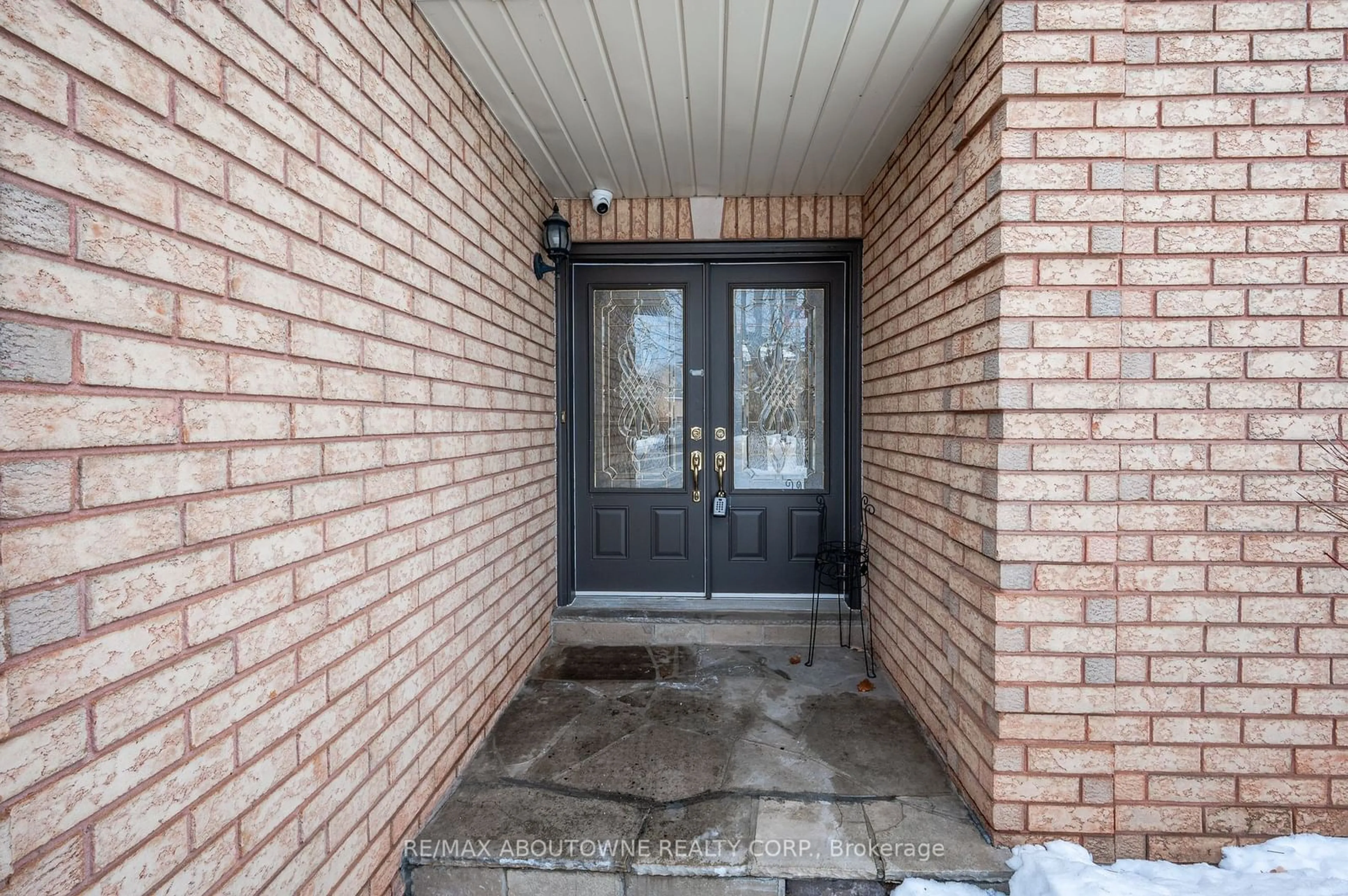 Indoor entryway for 85 HOWELL Rd, Oakville Ontario L6H 5Z6