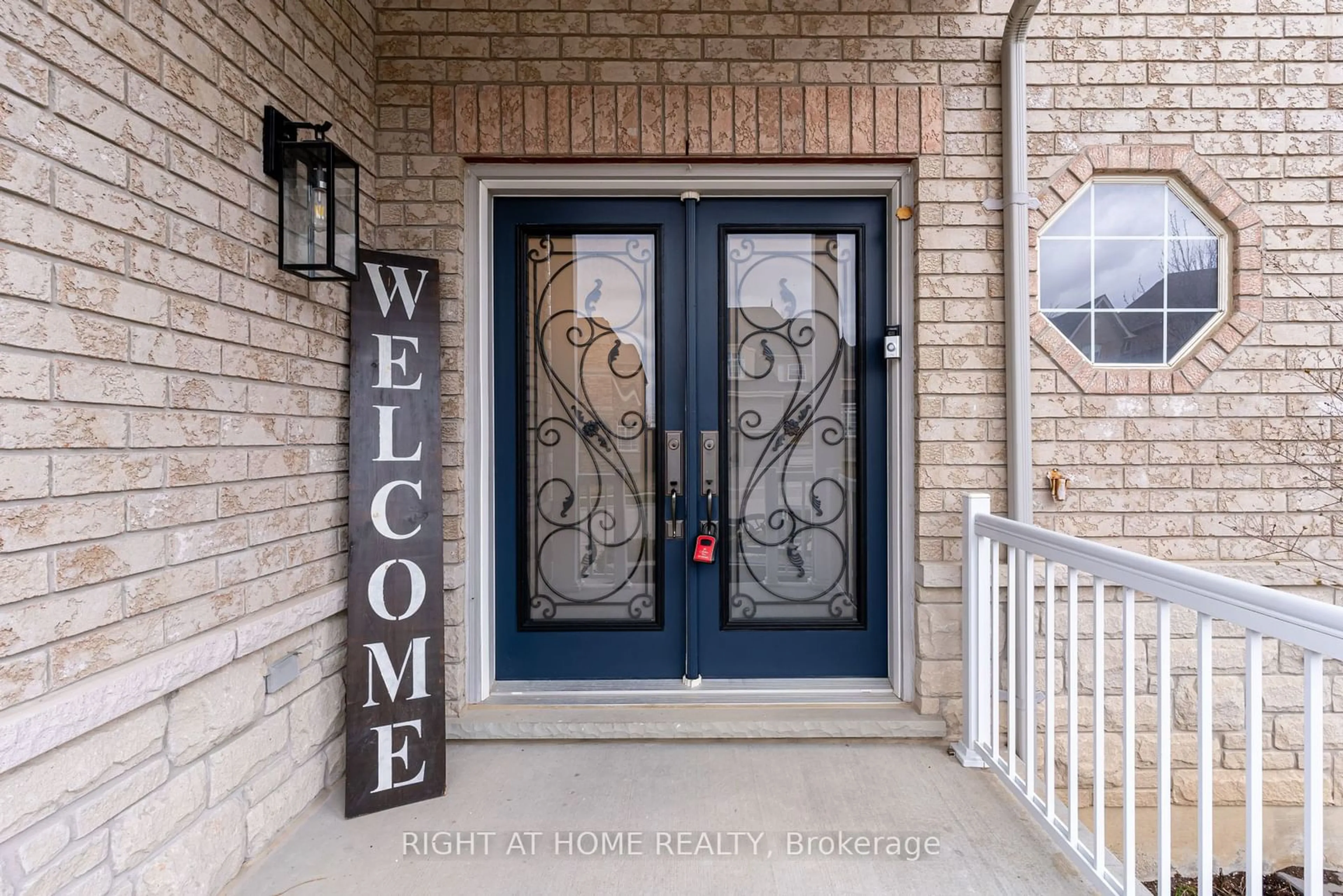 Indoor entryway for 279 Eaton St, Halton Hills Ontario L7G 6N8