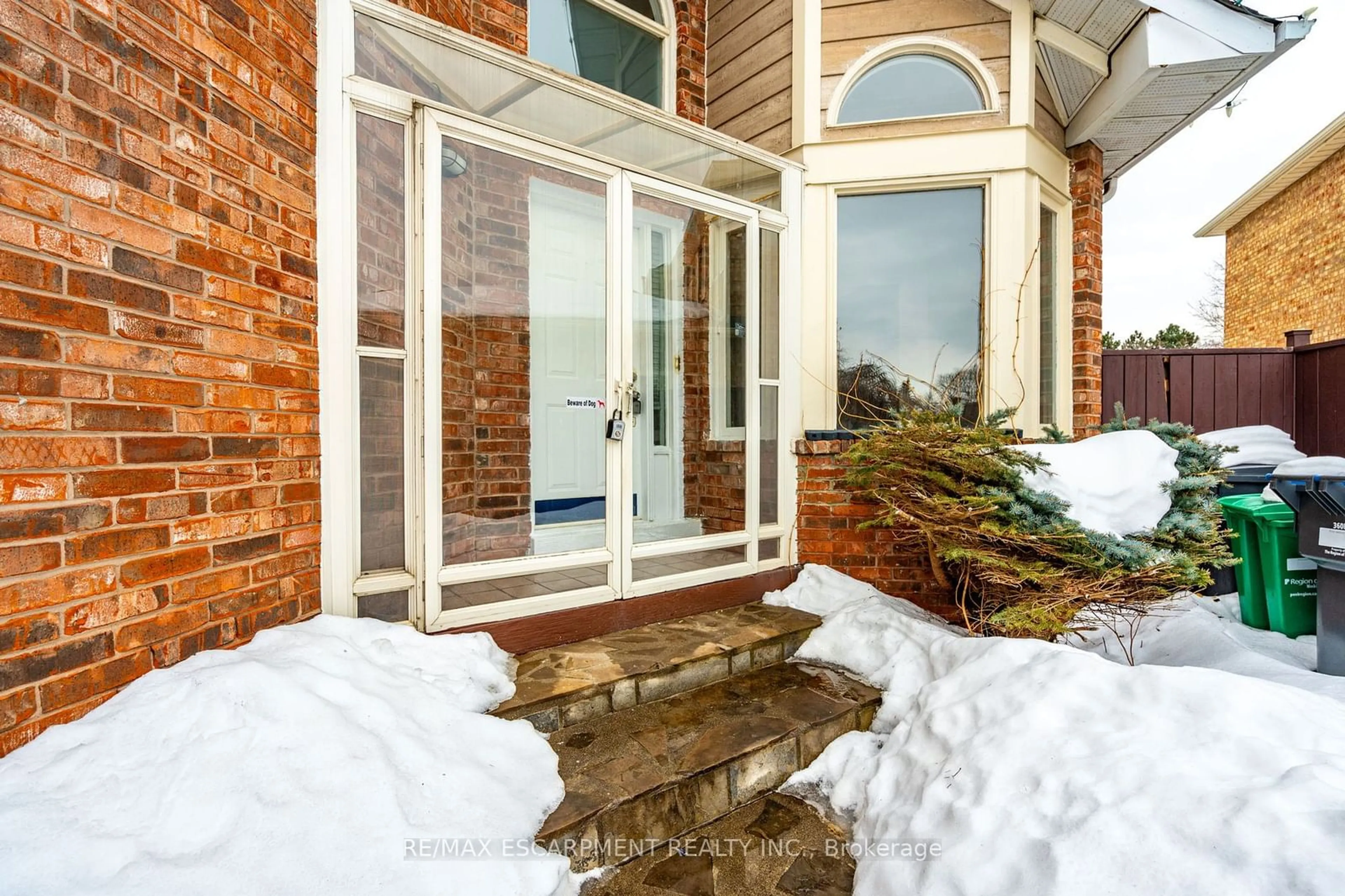 Indoor entryway for 104 Lord Simcoe Dr, Brampton Ontario L6S 5G9