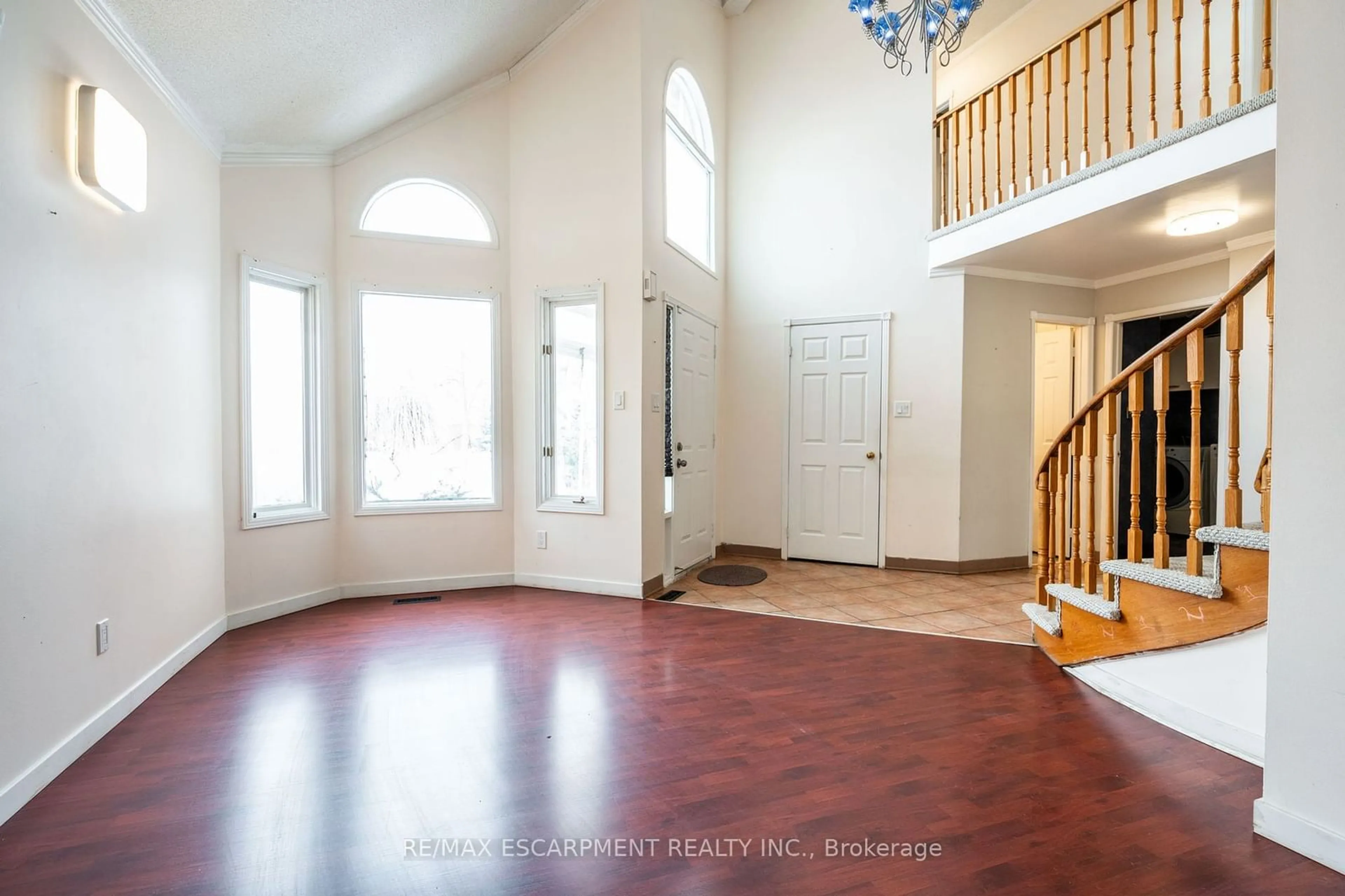 Indoor entryway for 104 Lord Simcoe Dr, Brampton Ontario L6S 5G9