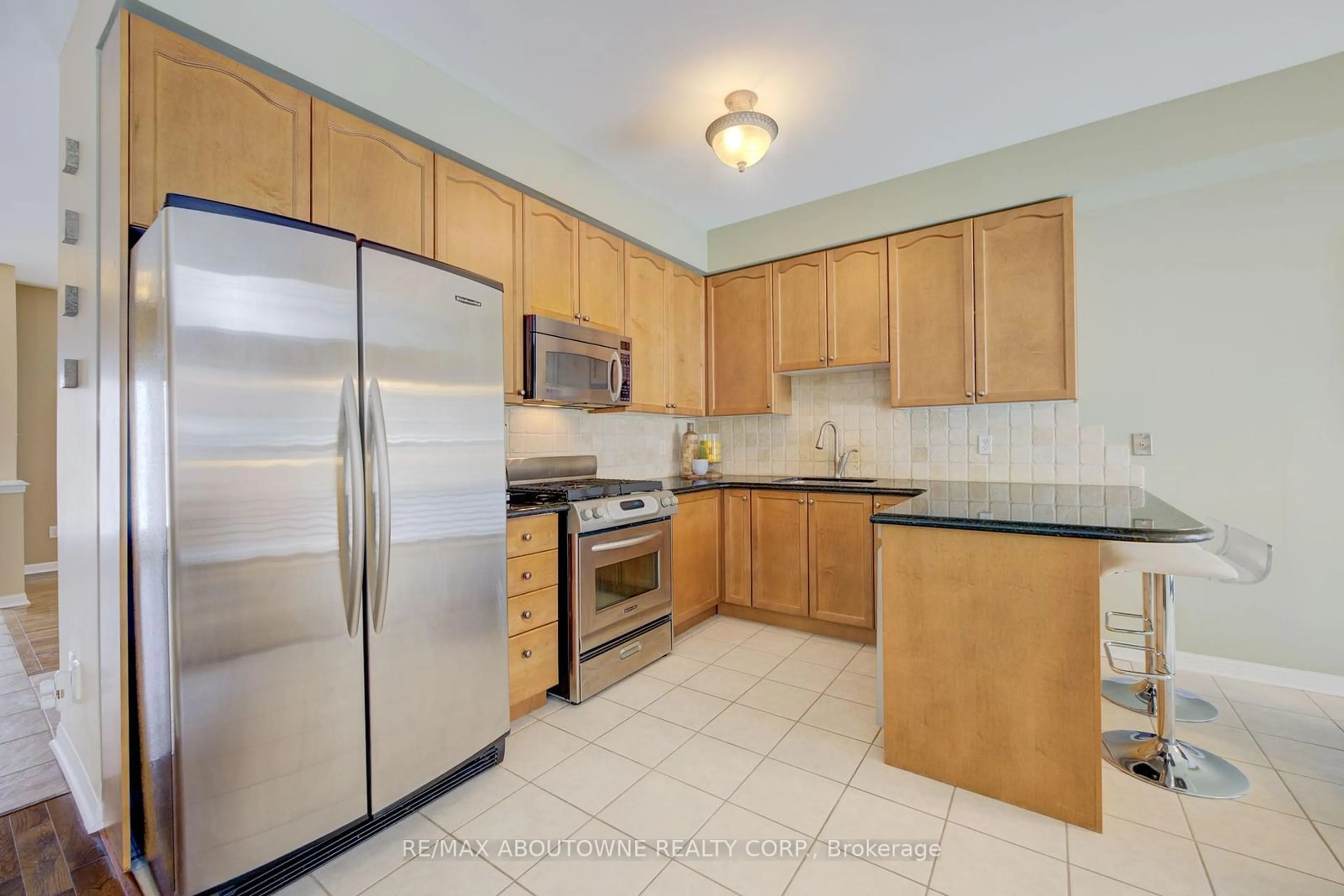 Standard kitchen, ceramic/tile floor for 2120 Brookhaven Cres, Oakville Ontario L6M 5B8