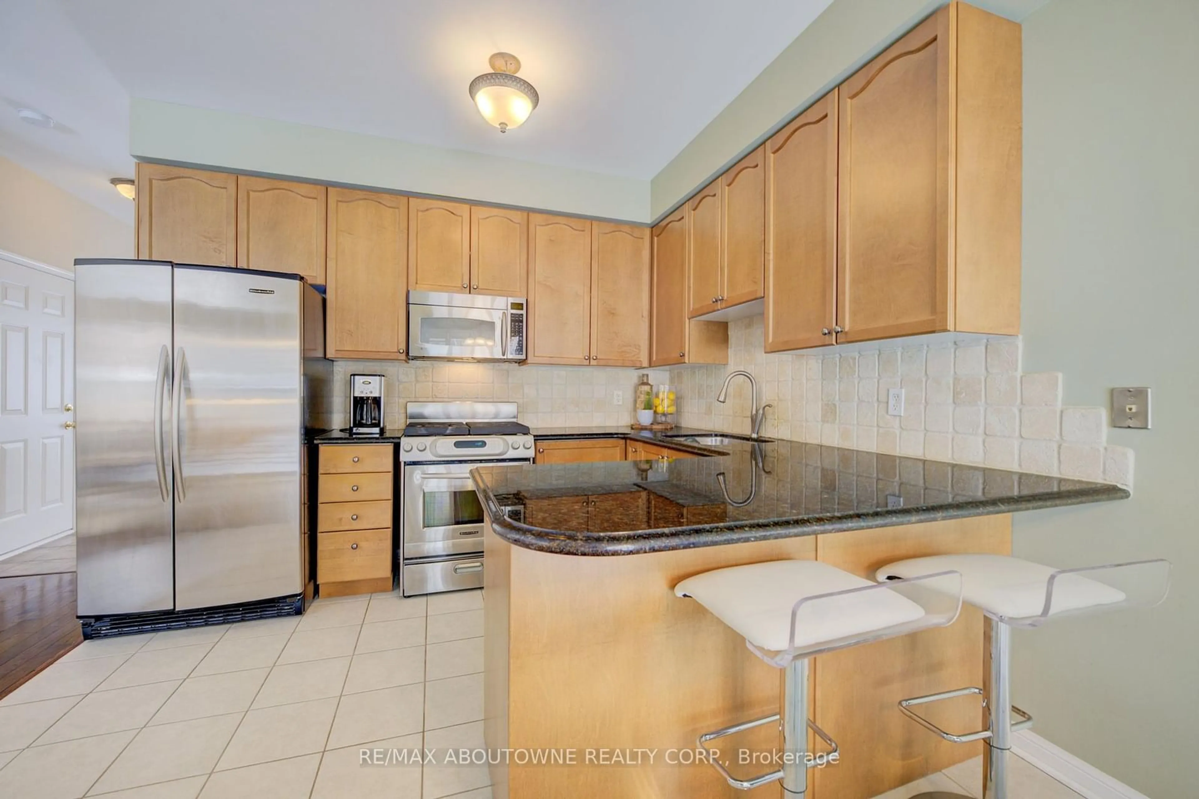 Standard kitchen, ceramic/tile floor for 2120 Brookhaven Cres, Oakville Ontario L6M 5B8