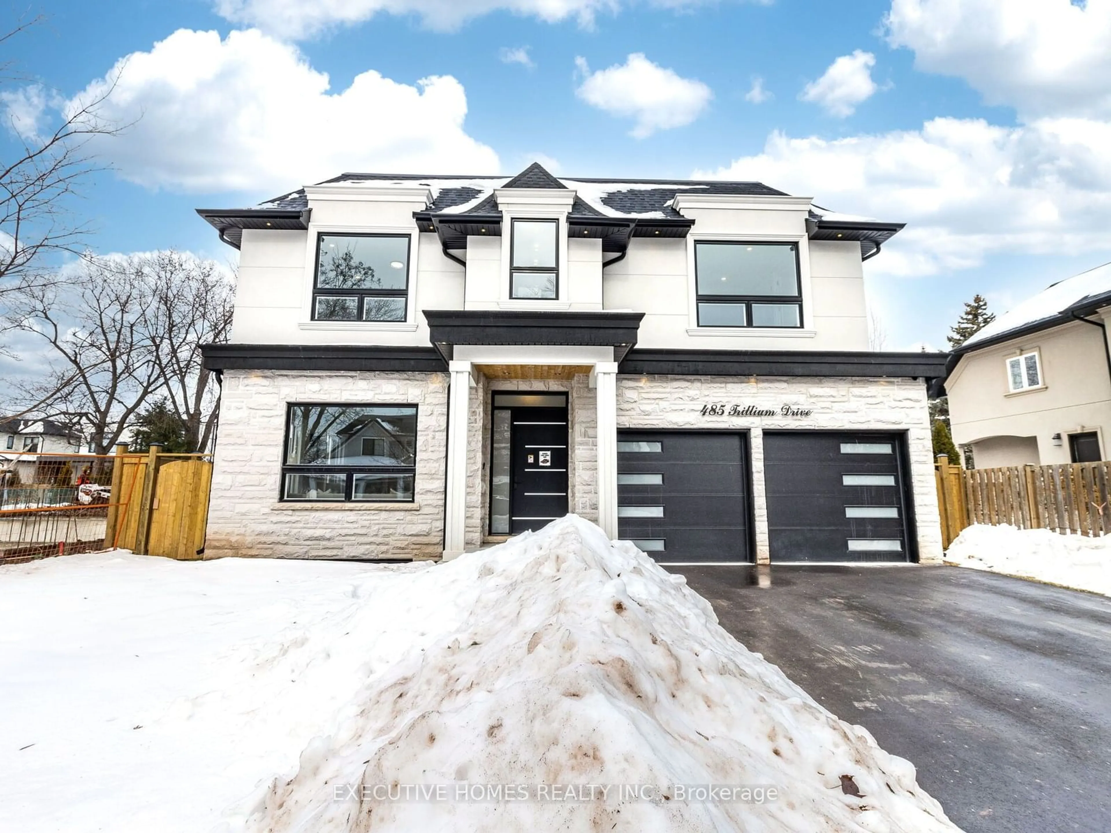 Home with brick exterior material, street for 485 Trillium Dr, Oakville Ontario L6K 1T1