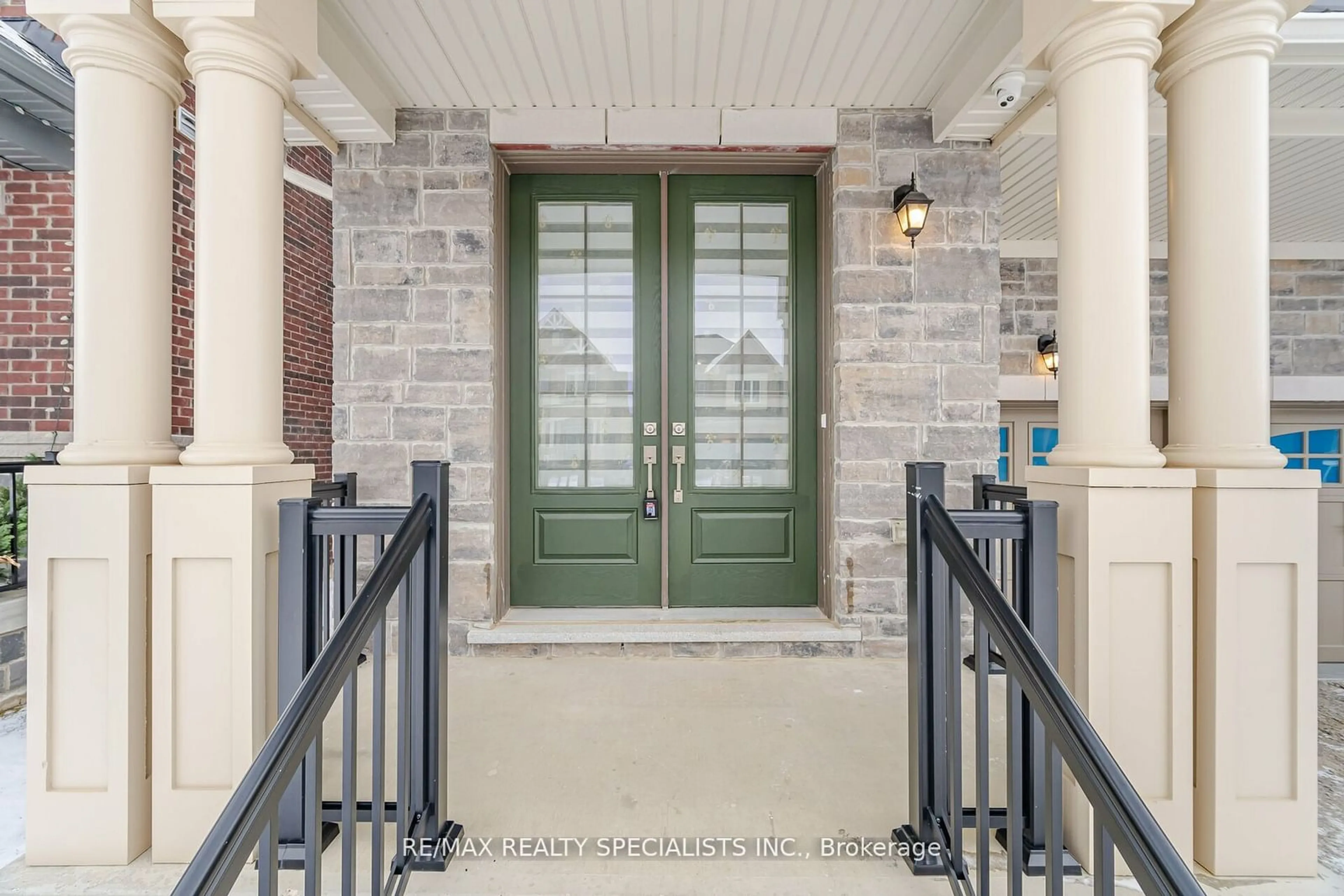 Indoor entryway for 82 Royal Fern Cres, Caledon Ontario L7C 4N1