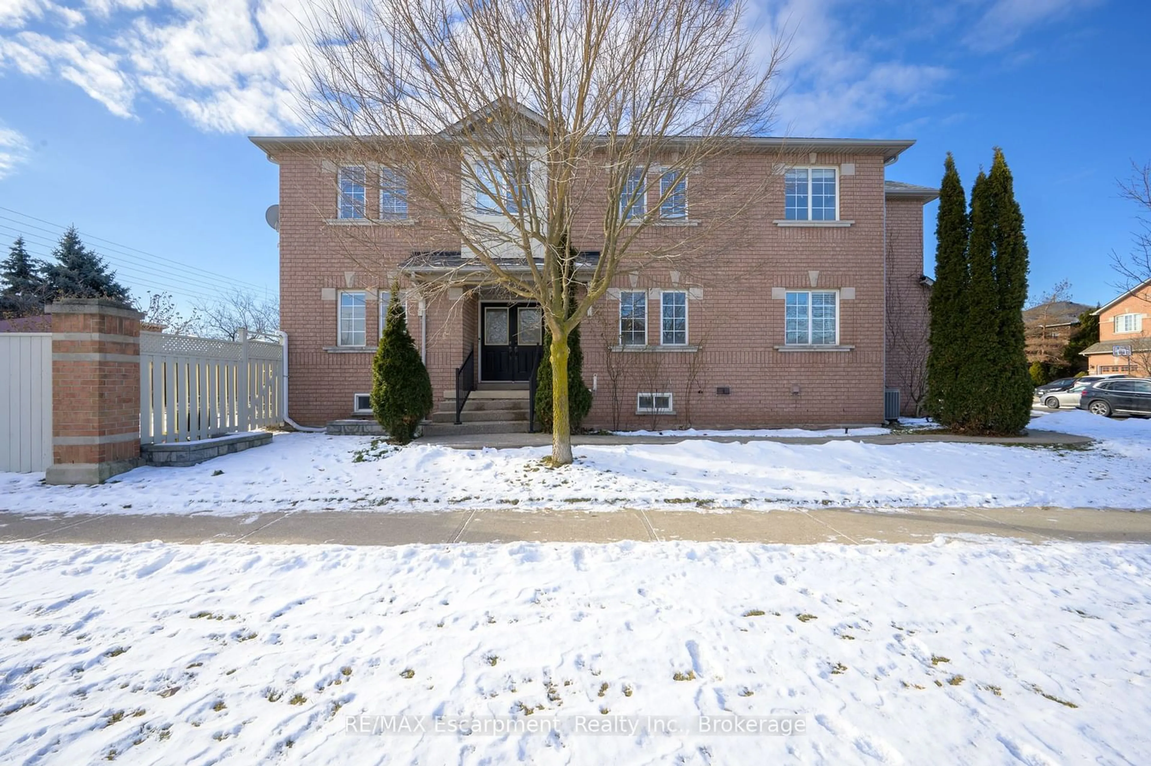 Home with brick exterior material, street for 2010 Blue Jay Blvd, Oakville Ontario L6M 3W2