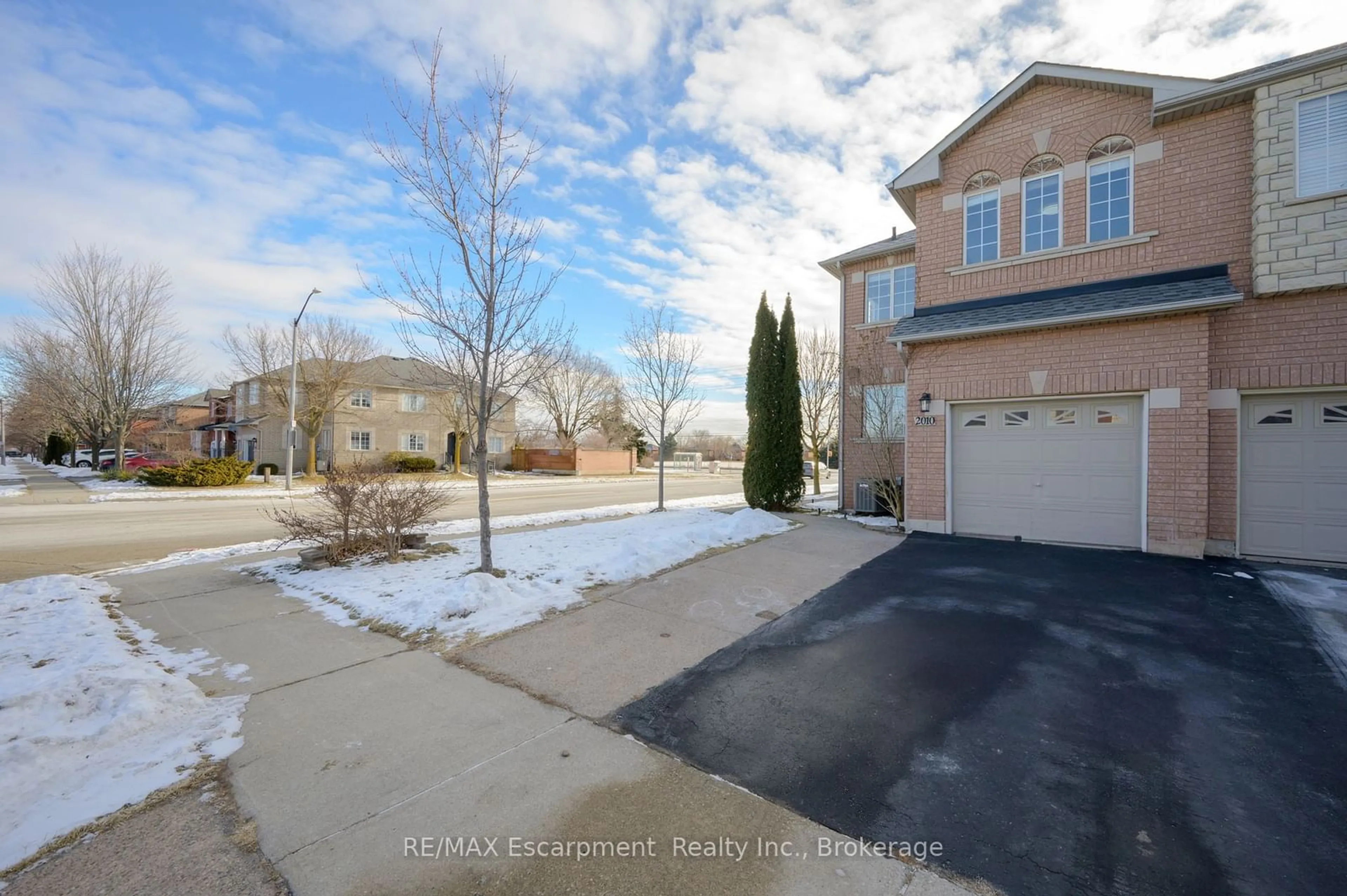 A pic from outside/outdoor area/front of a property/back of a property/a pic from drone, street for 2010 Blue Jay Blvd, Oakville Ontario L6M 3W2