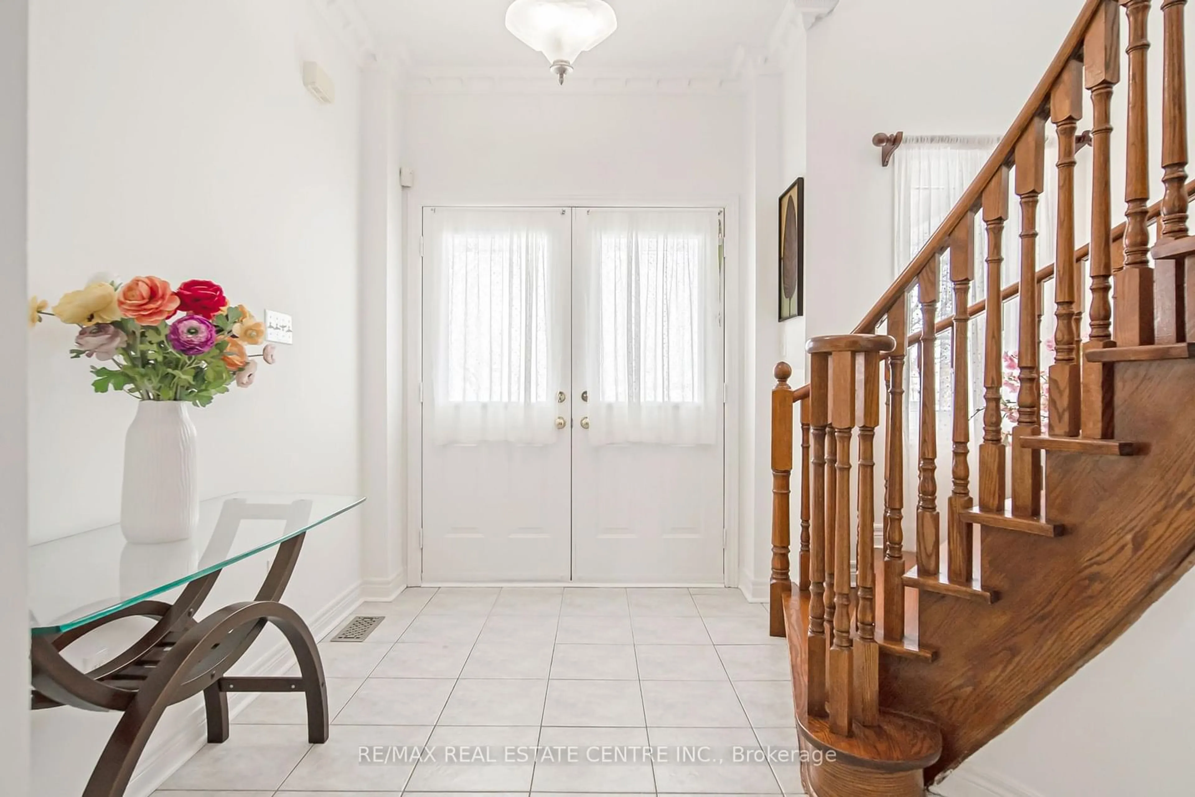 Indoor entryway for 21 Father Tobin Rd, Brampton Ontario L6R 3K2