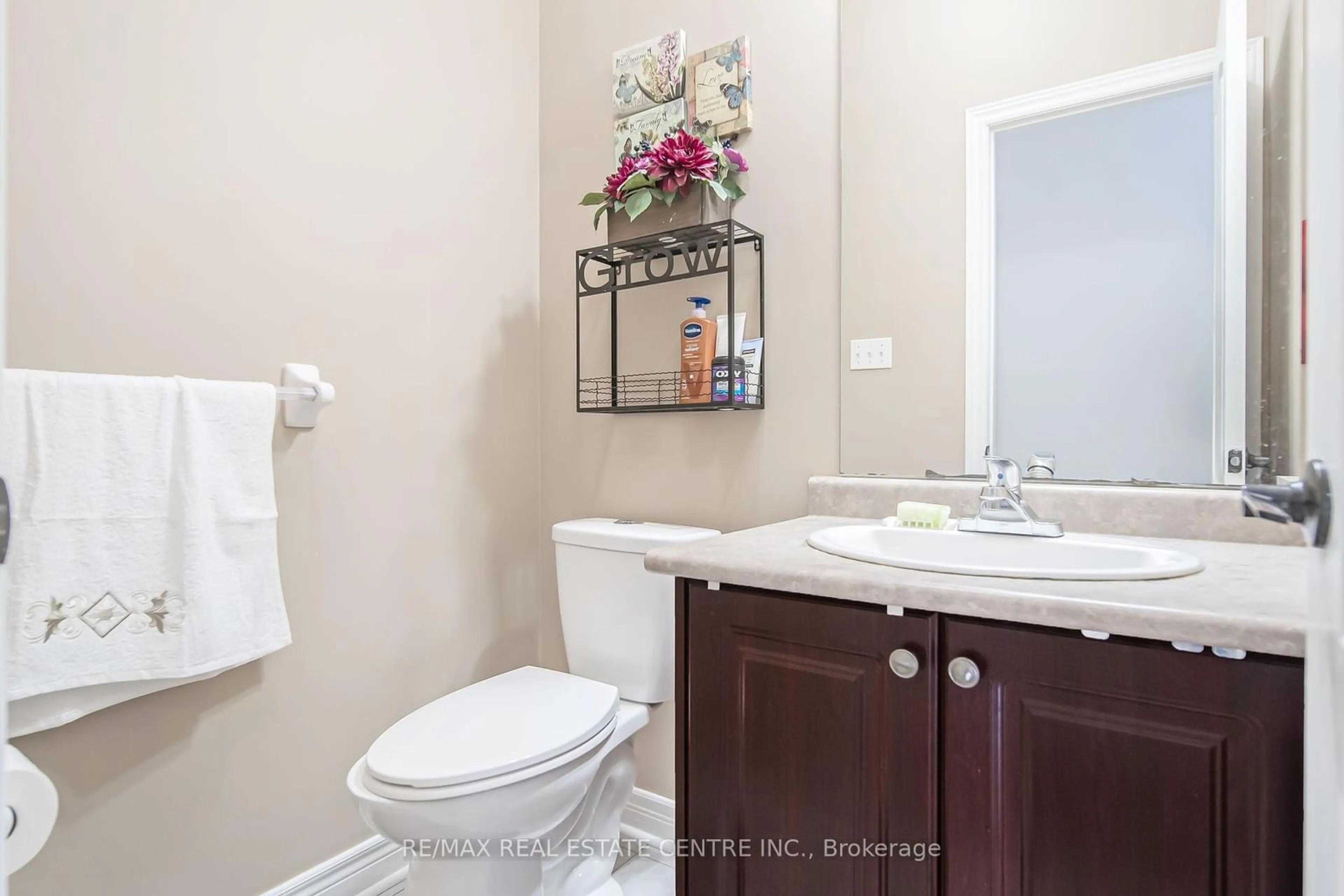 Standard bathroom, ceramic/tile floor for 21 Father Tobin Rd, Brampton Ontario L6R 3K2