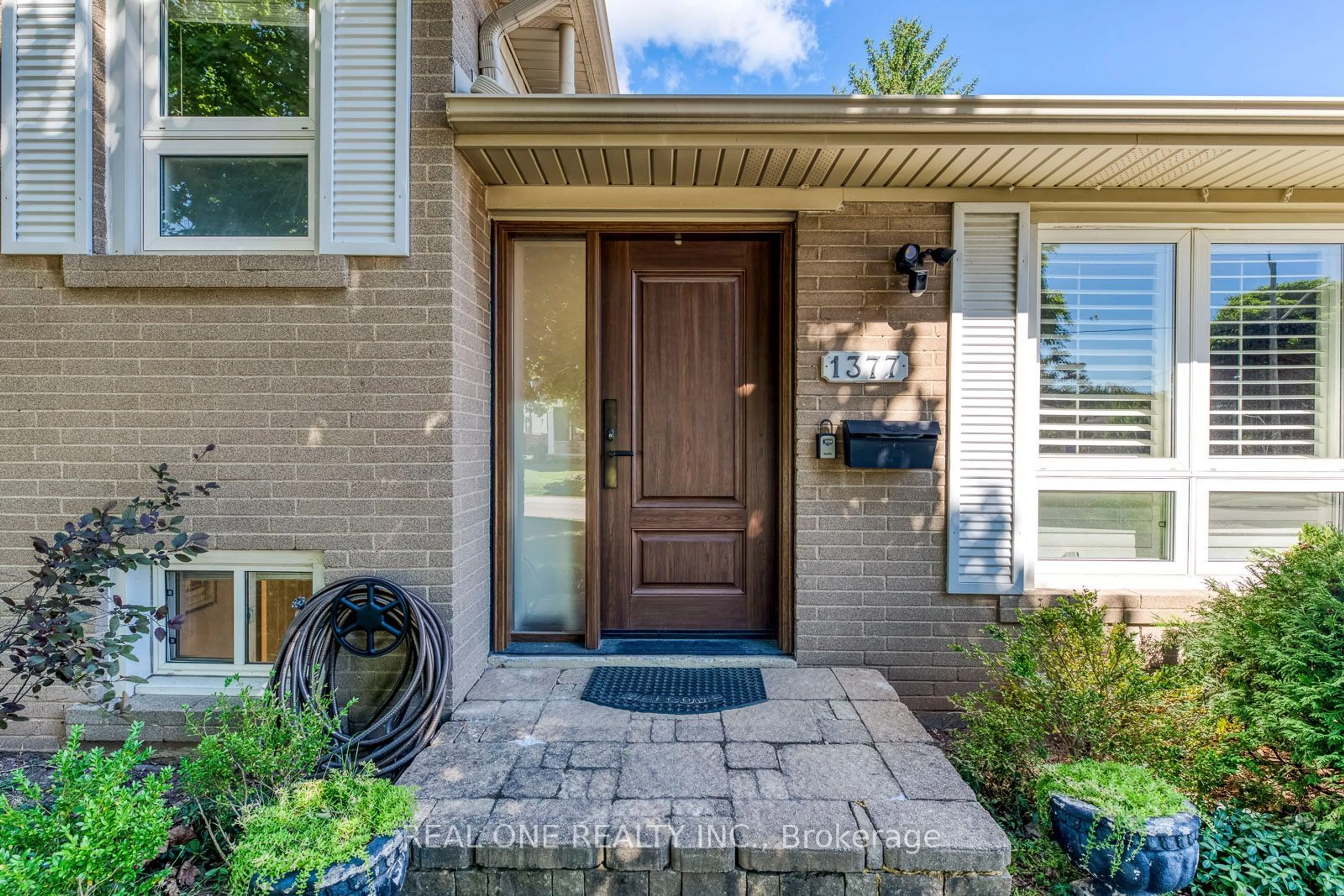 Indoor entryway for 1377 Sheldon Ave, Oakville Ontario L6L 2P9