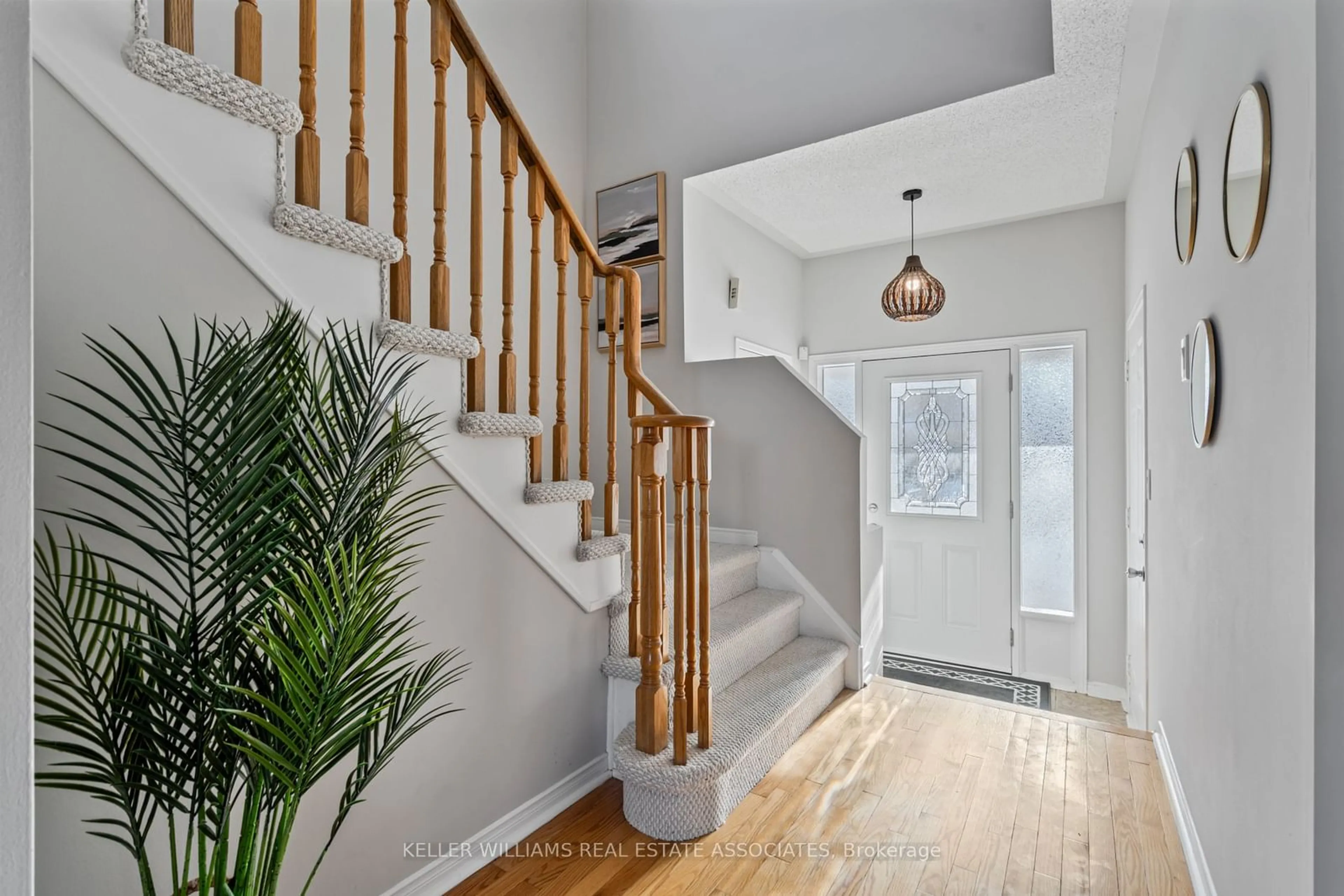 Indoor entryway for 177 Sunny Meadow Blvd, Brampton Ontario L6R 2Z2