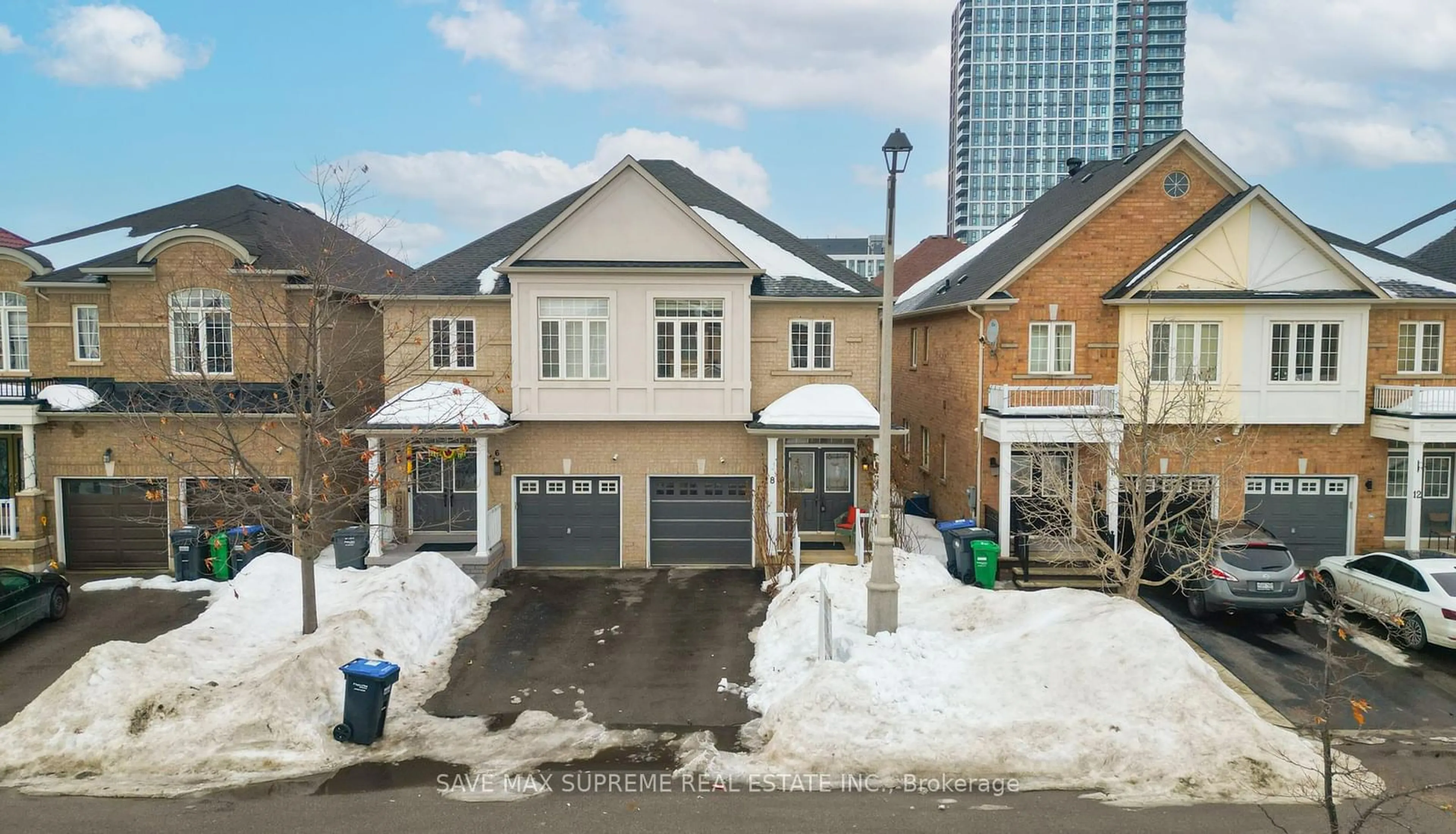 A pic from outside/outdoor area/front of a property/back of a property/a pic from drone, street for 8 Portrush Tr, Brampton Ontario L6X 0R3