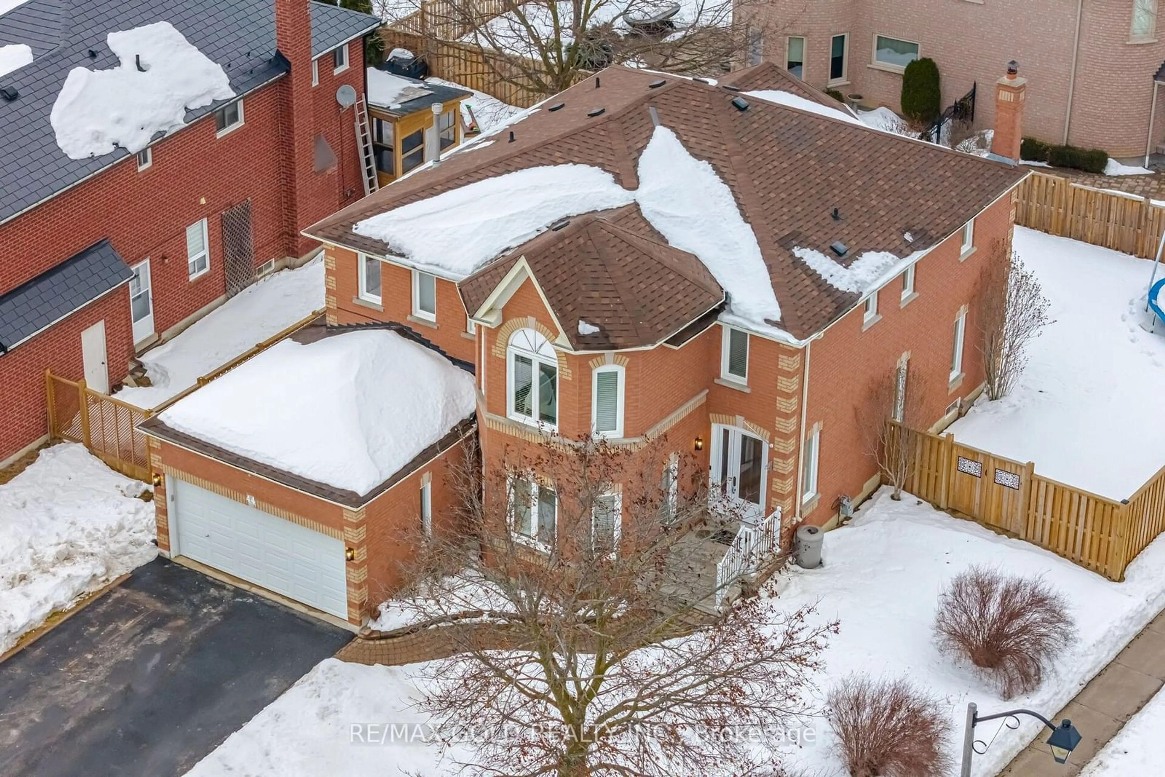 A pic from outside/outdoor area/front of a property/back of a property/a pic from drone, street for 44 Livingston Dr, Caledon Ontario L7C 1A1