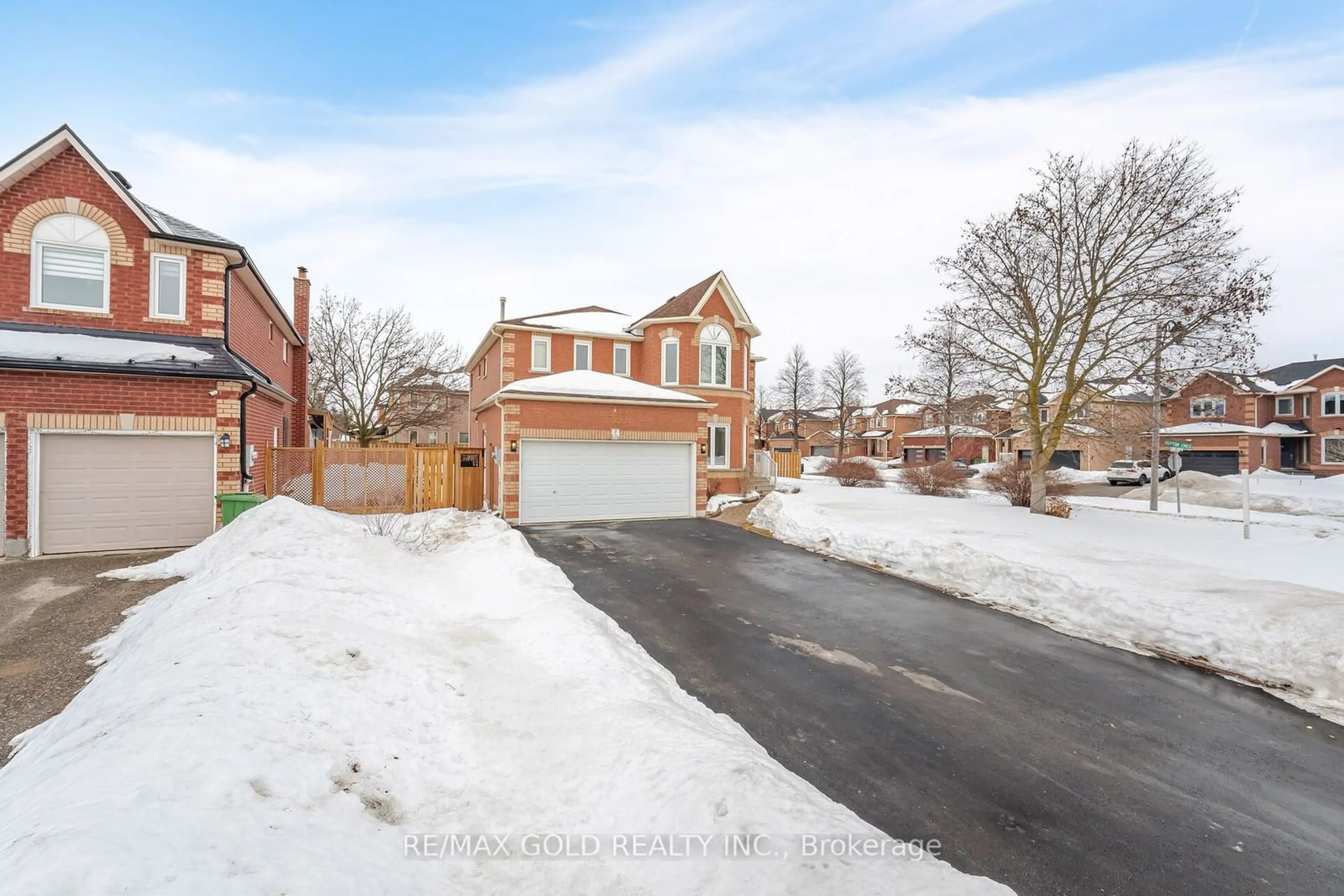 A pic from outside/outdoor area/front of a property/back of a property/a pic from drone, street for 44 Livingston Dr, Caledon Ontario L7C 1A1