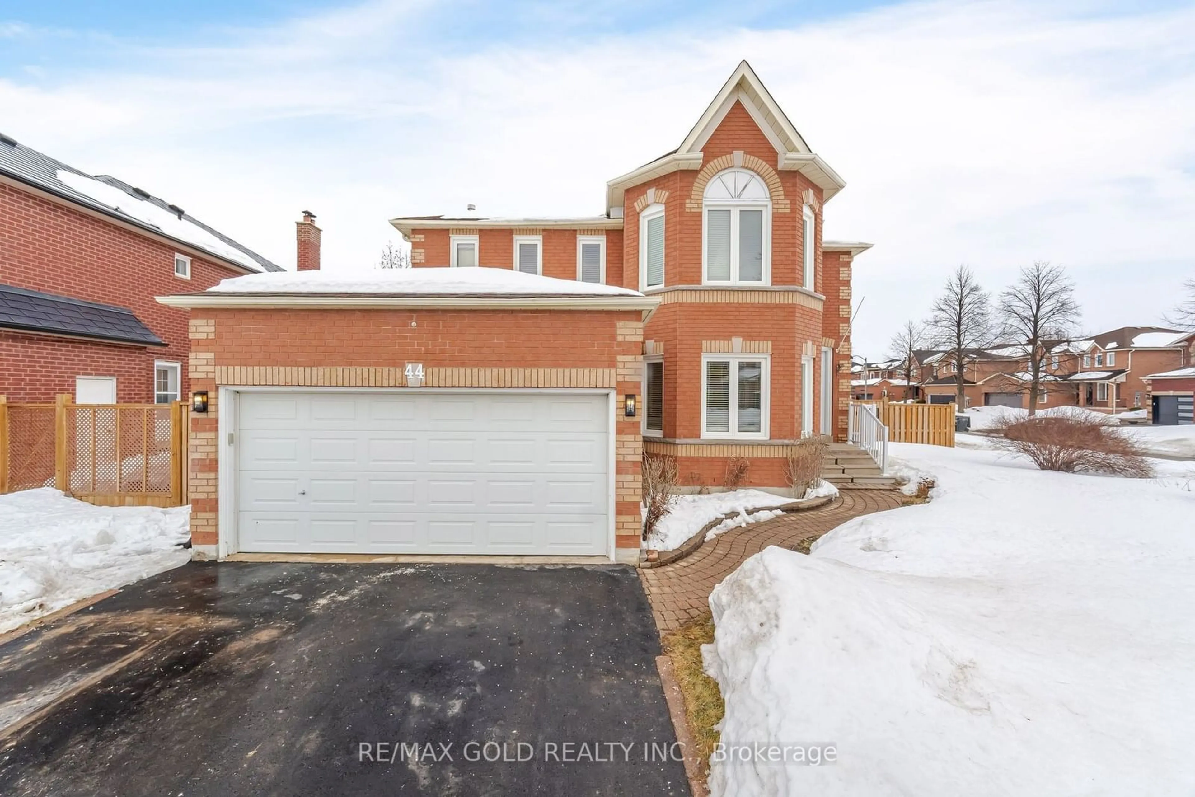 A pic from outside/outdoor area/front of a property/back of a property/a pic from drone, street for 44 Livingston Dr, Caledon Ontario L7C 1A1