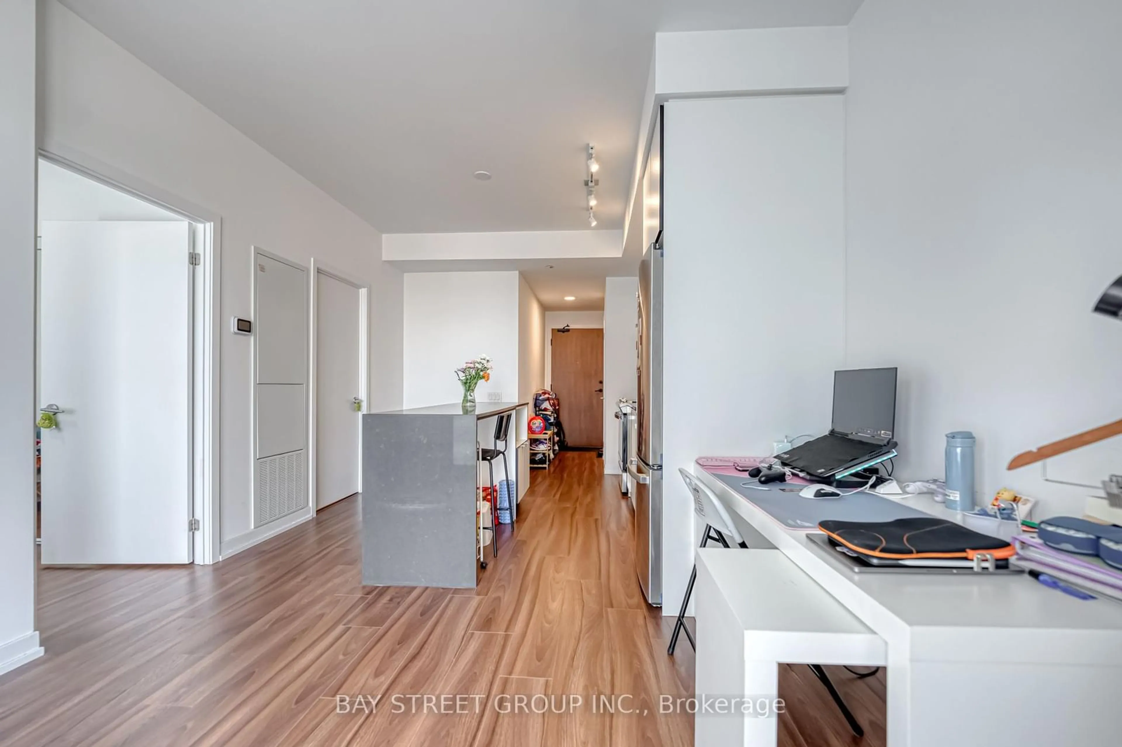 Indoor entryway for 4065 Confederation Pkwy #1206, Mississauga Ontario L5B 0L4