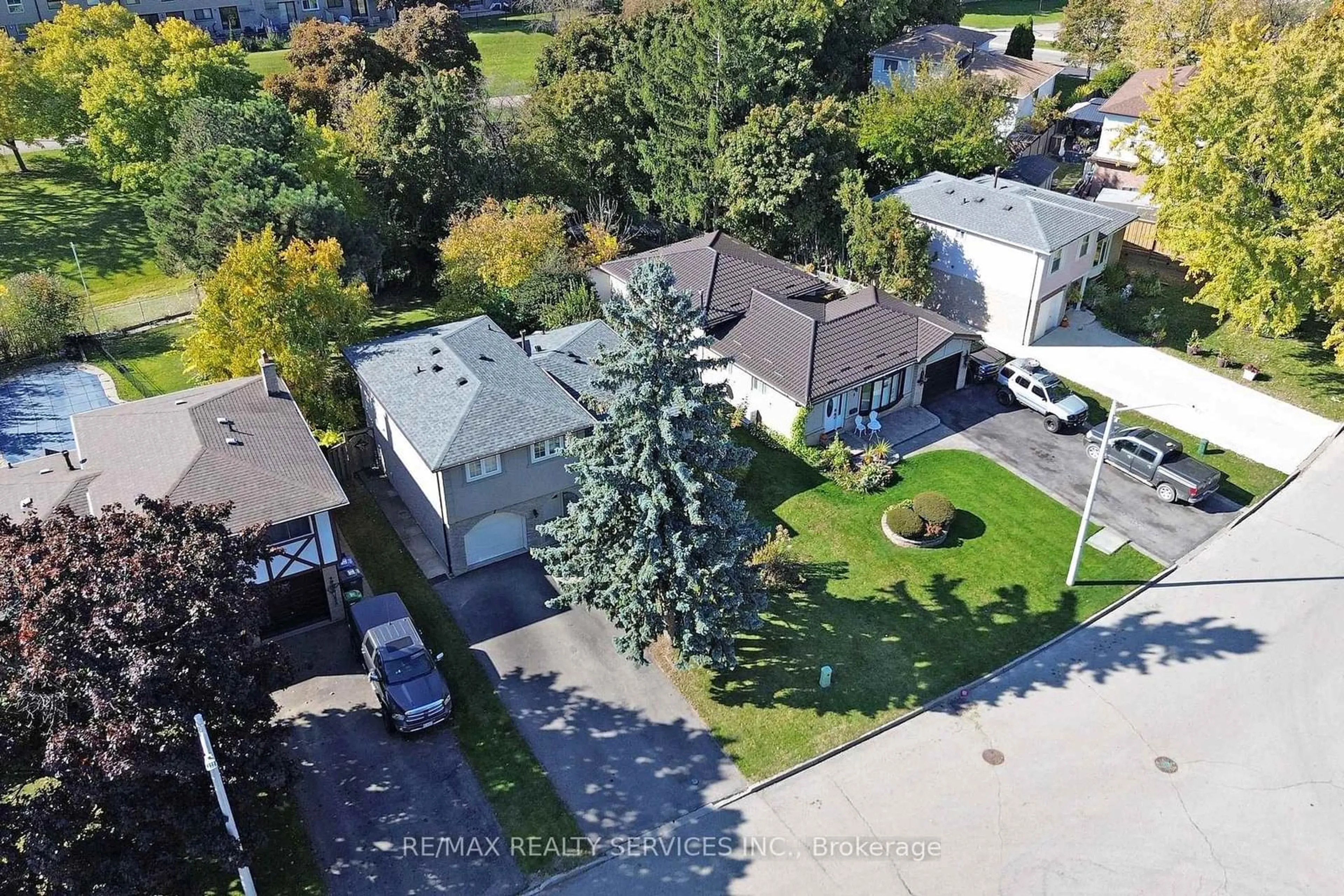 A pic from outside/outdoor area/front of a property/back of a property/a pic from drone, street for 7 Geneva Cres, Brampton Ontario L6S 1K7