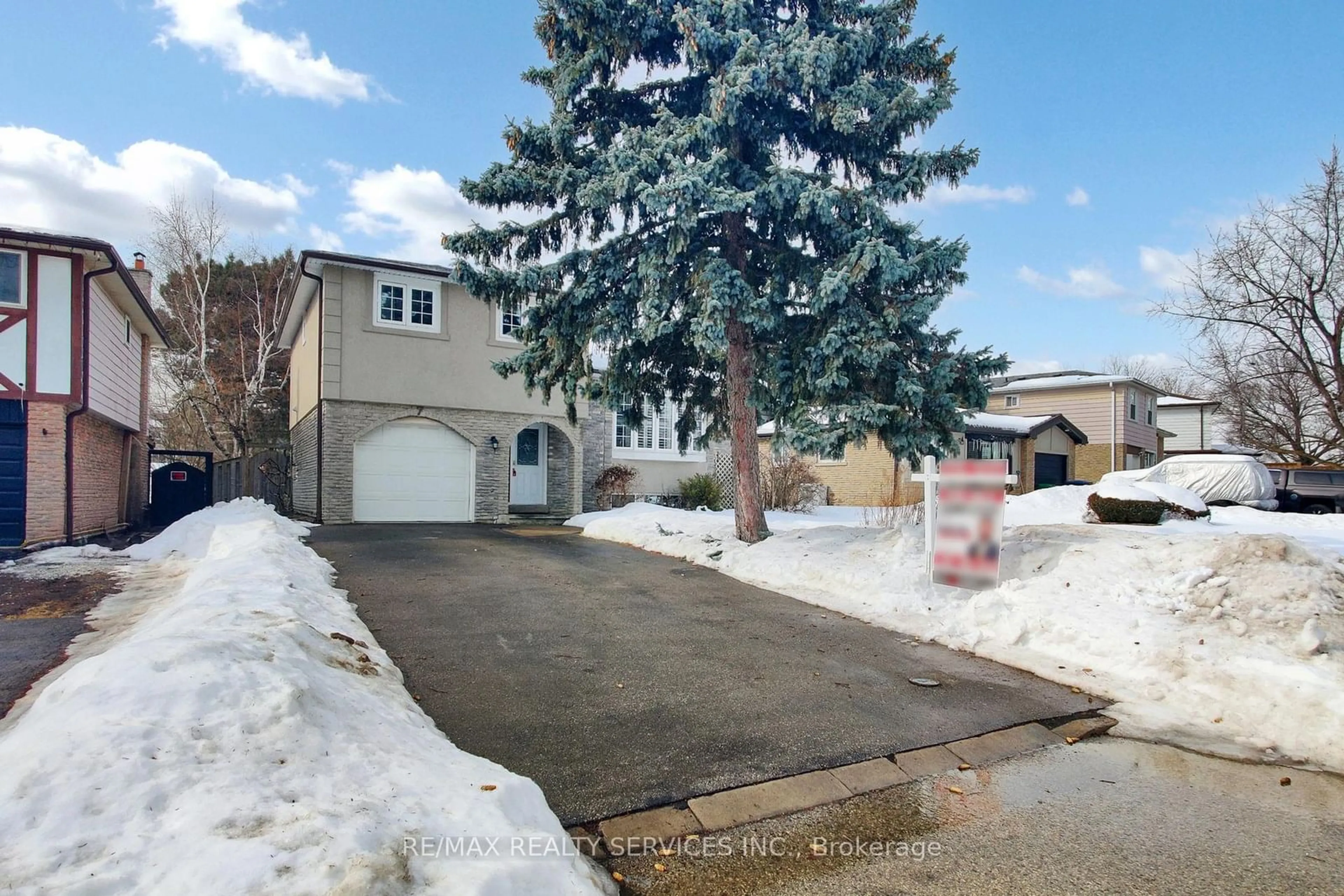 A pic from outside/outdoor area/front of a property/back of a property/a pic from drone, street for 7 Geneva Cres, Brampton Ontario L6S 1K7