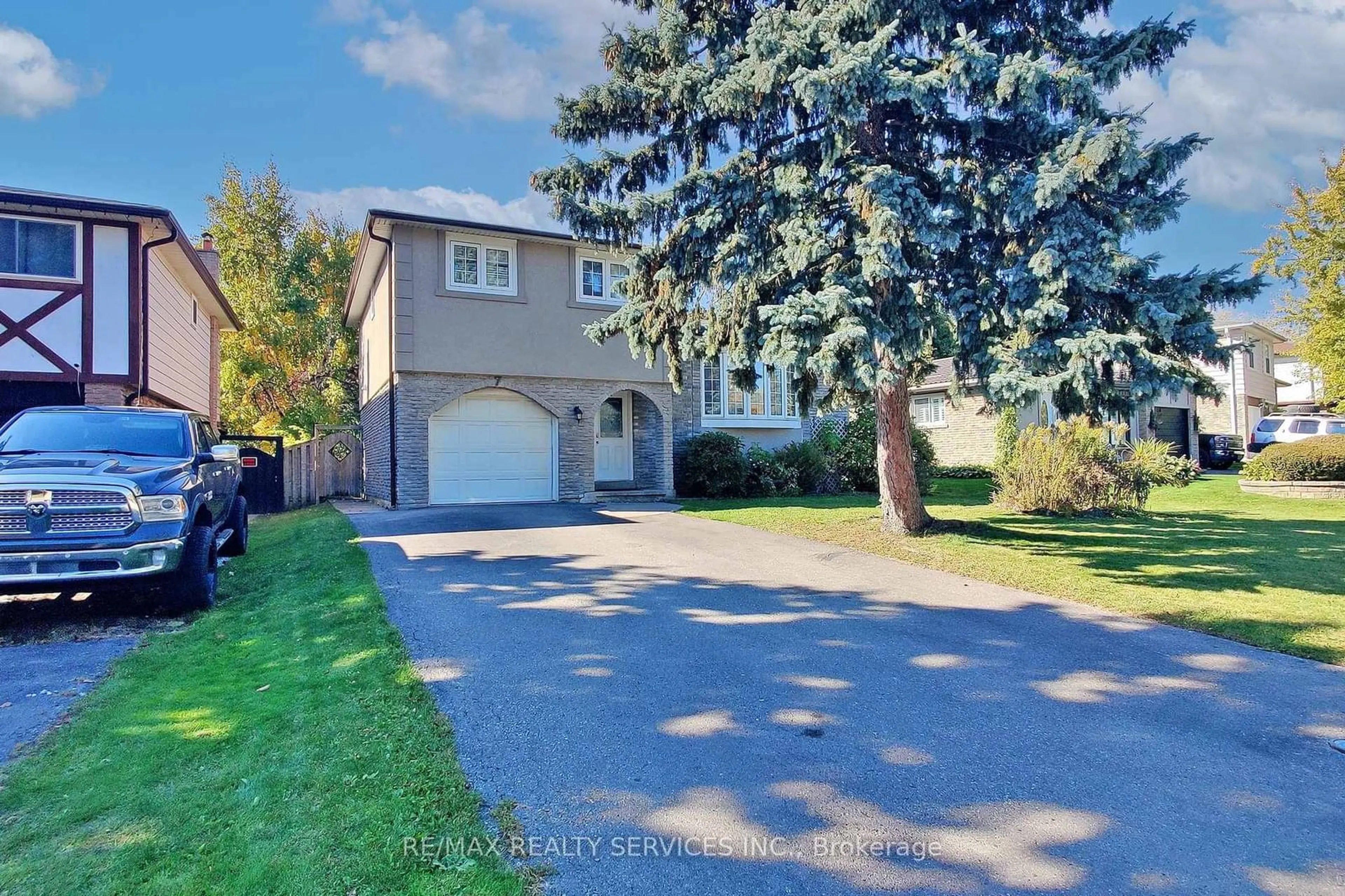 A pic from outside/outdoor area/front of a property/back of a property/a pic from drone, street for 7 Geneva Cres, Brampton Ontario L6S 1K7