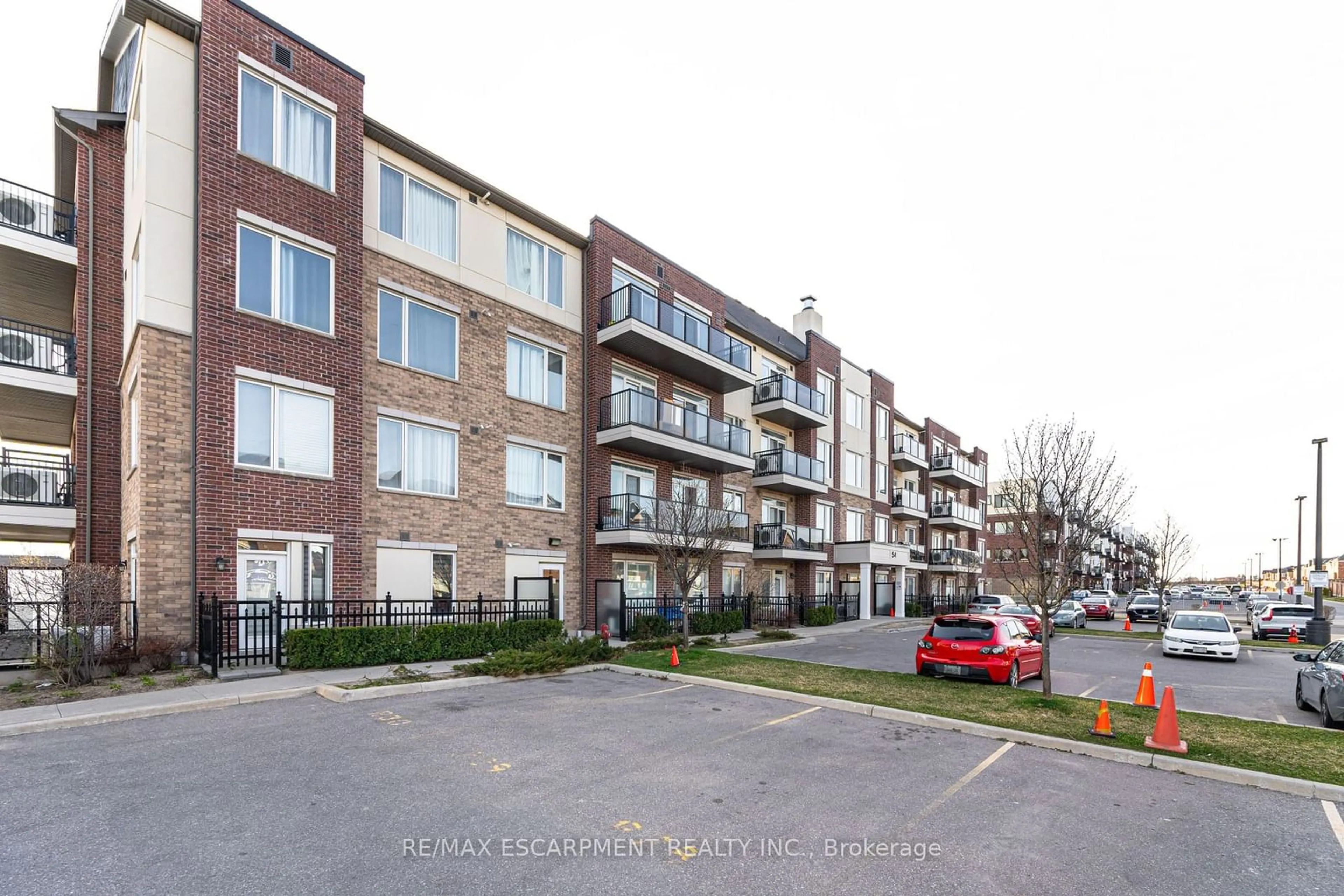 Patio, street for 54 Sky Harbour Dr #105, Brampton Ontario L6Y 6B9