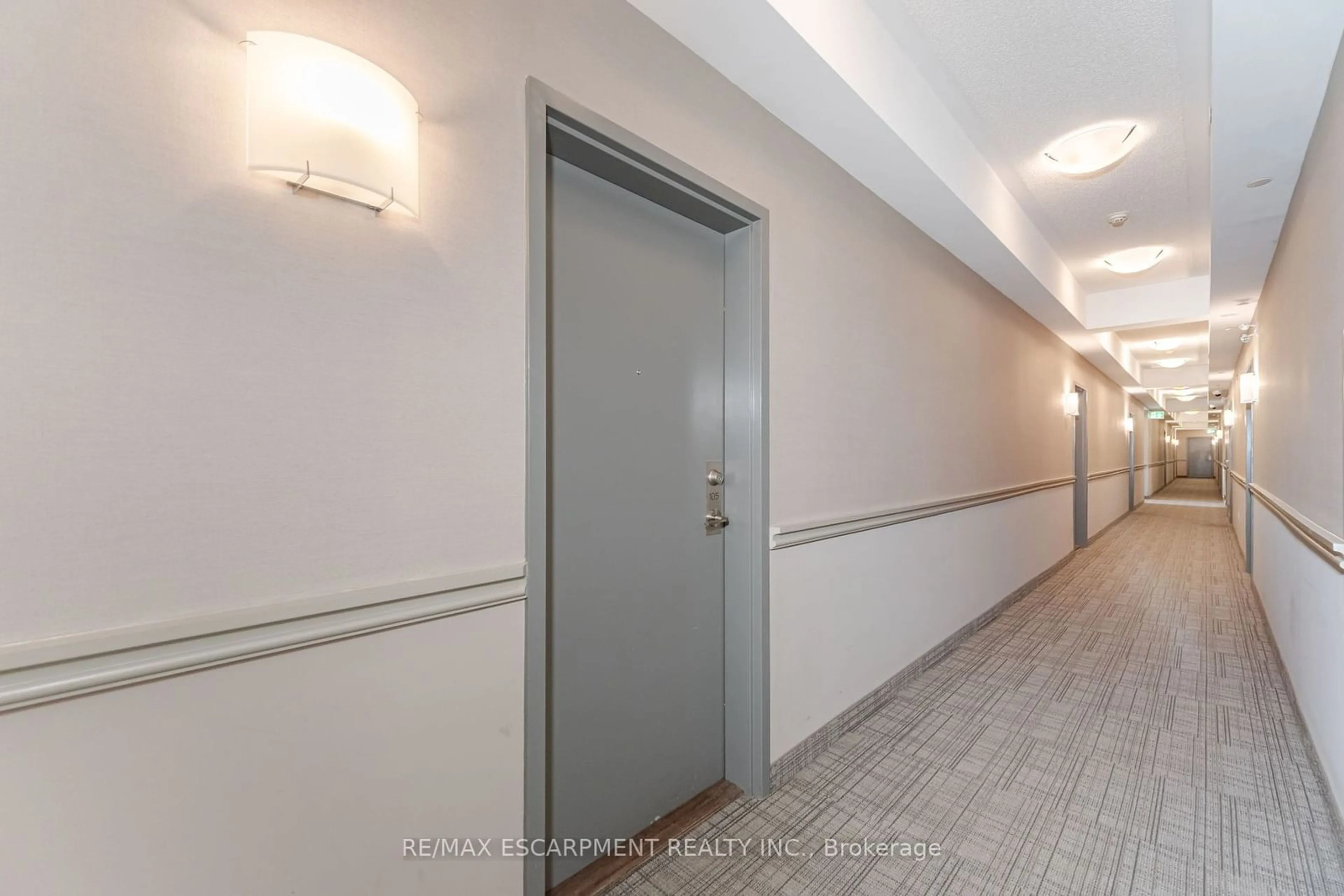 Indoor foyer for 54 Sky Harbour Dr #105, Brampton Ontario L6Y 6B9