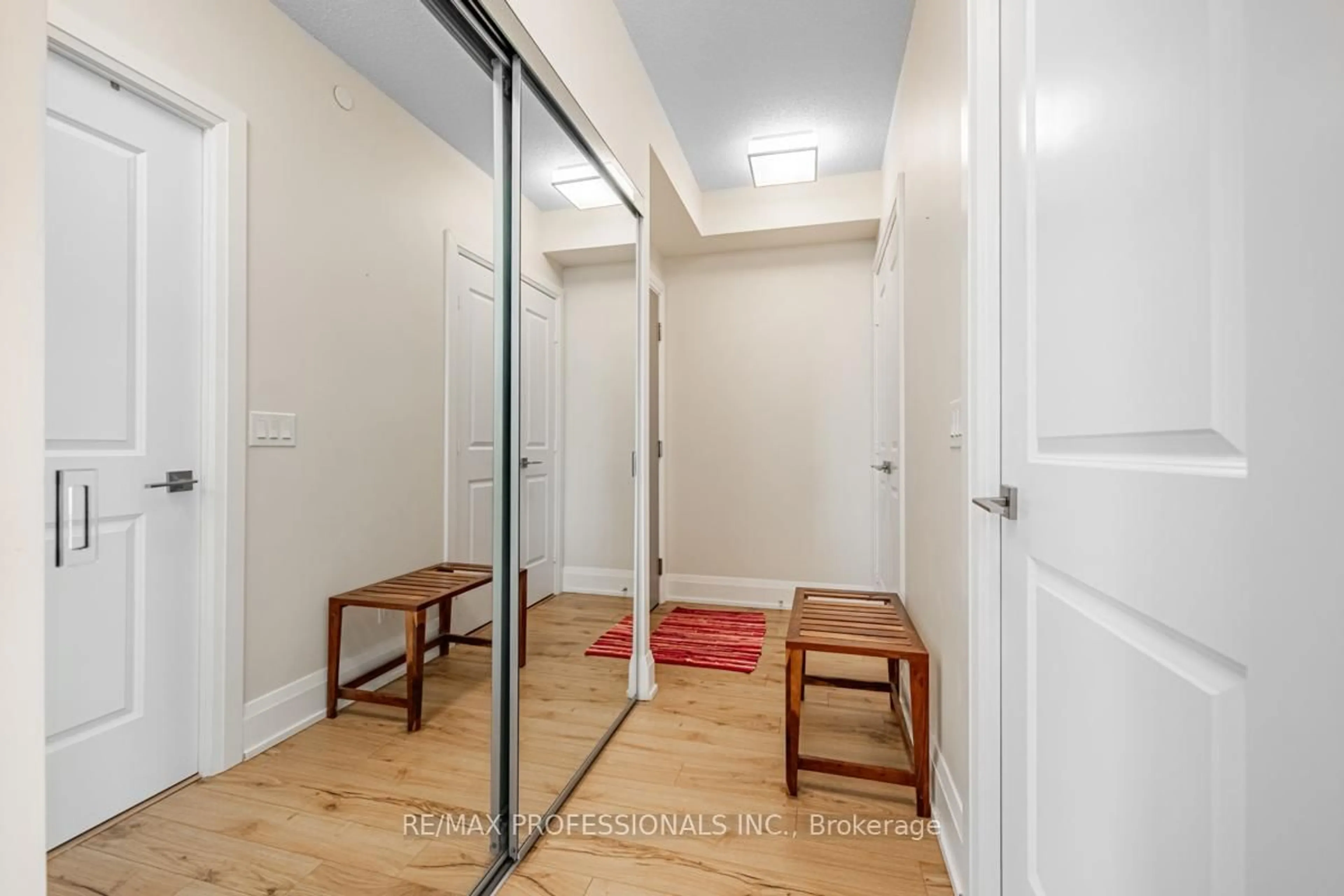 Indoor entryway for 2 Old Mill Dr #417, Toronto Ontario M6S 0A2