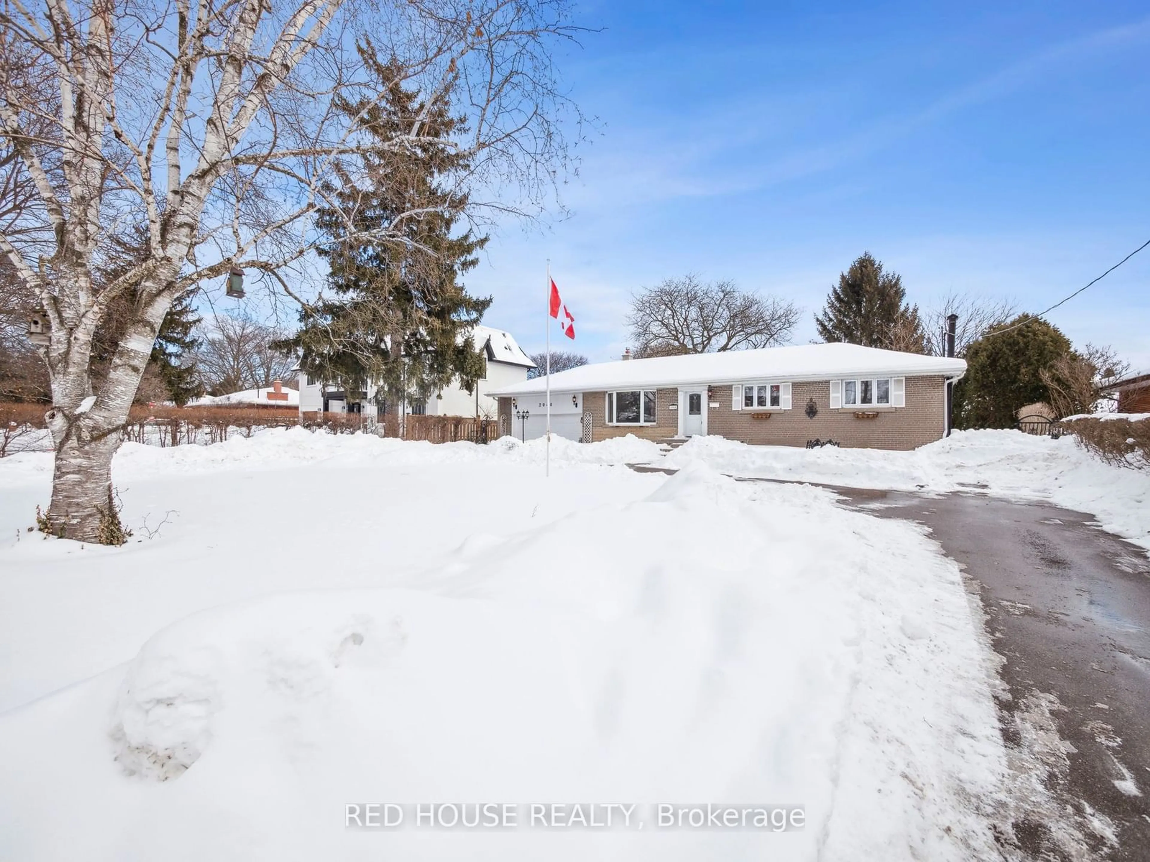 A pic from outside/outdoor area/front of a property/back of a property/a pic from drone, street for 2040 Rebecca St, Oakville Ontario L6L 2A2