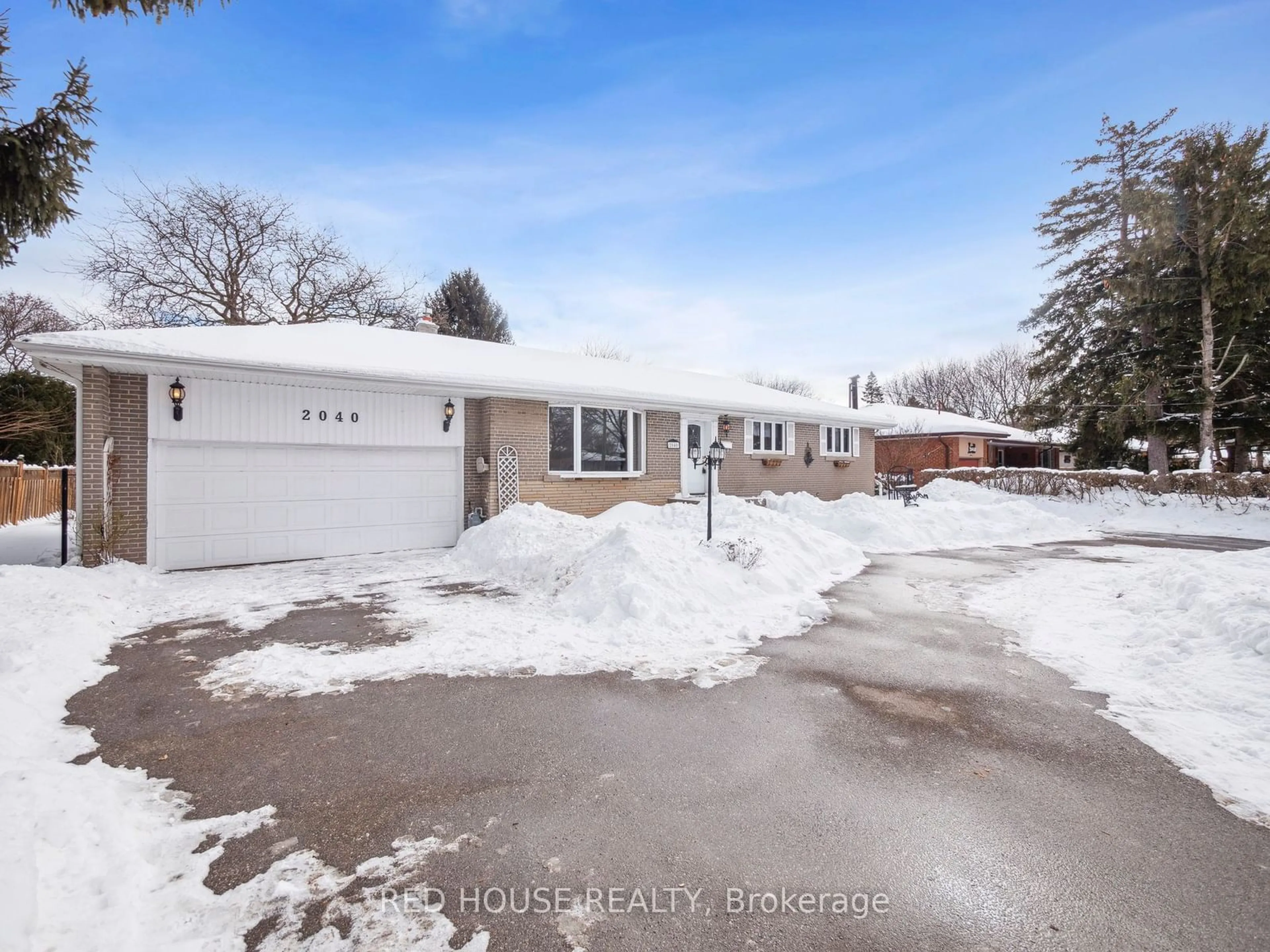 A pic from outside/outdoor area/front of a property/back of a property/a pic from drone, street for 2040 Rebecca St, Oakville Ontario L6L 2A2