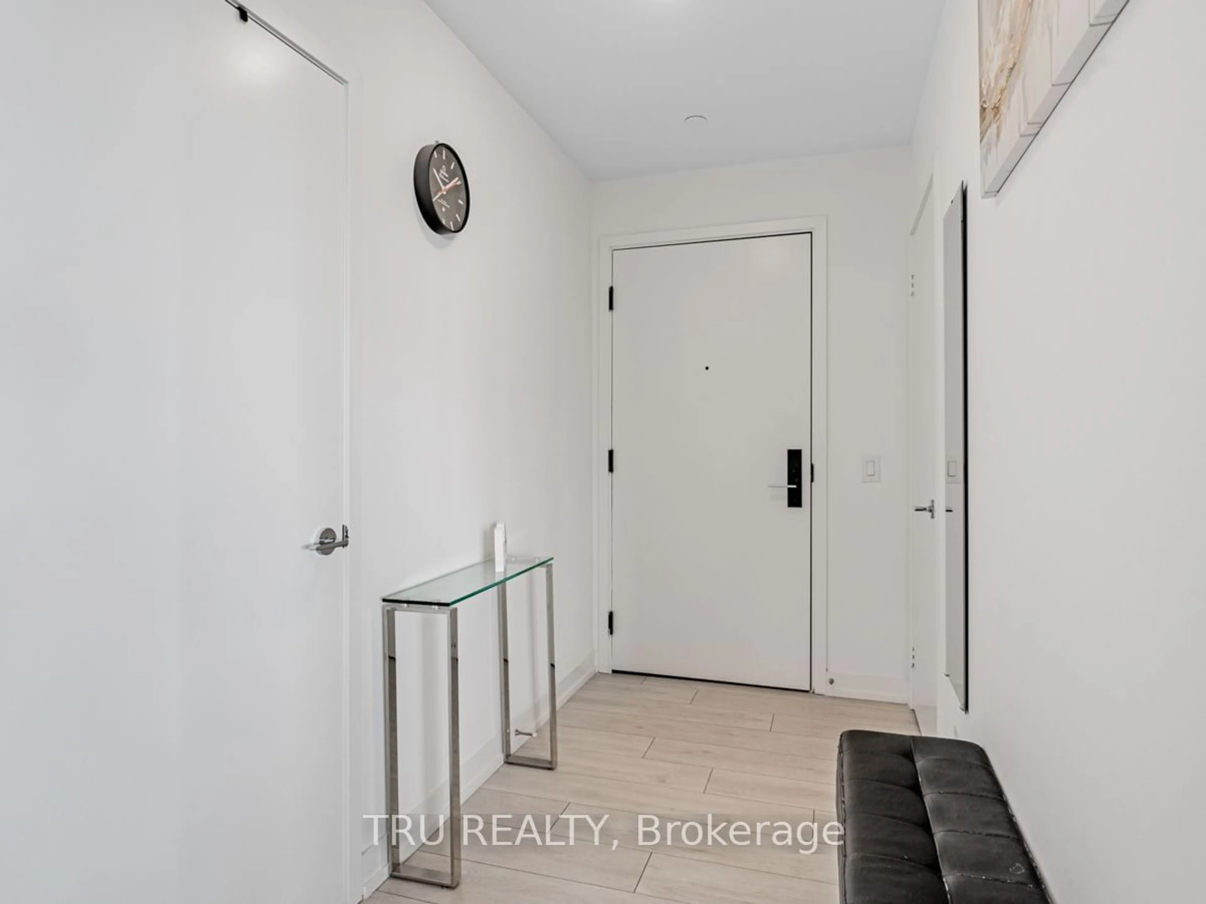 Indoor entryway for 270 Dufferin St #LPH12, Toronto Ontario M6K 0H8