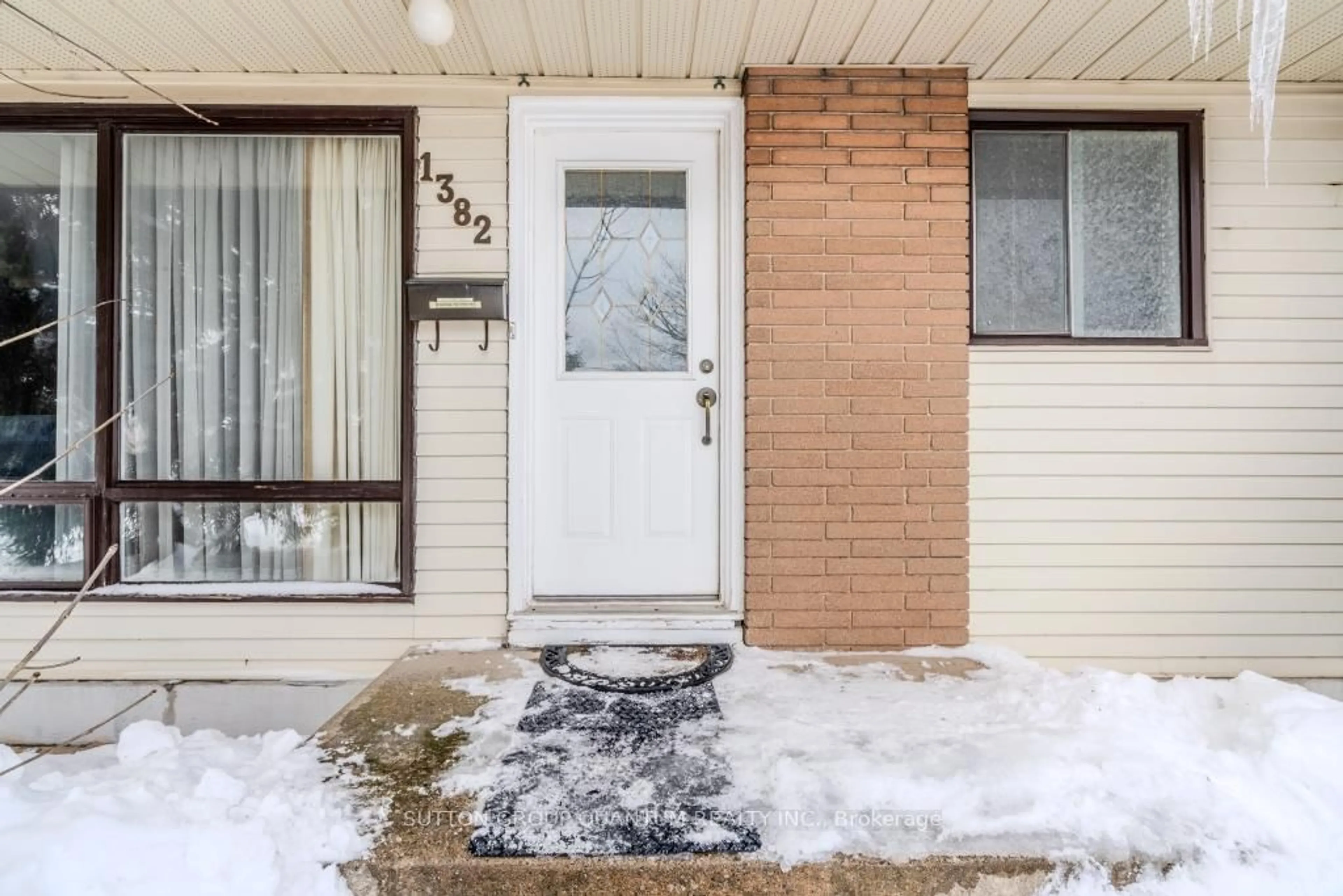 Indoor entryway for 1382 Gainsborough Dr, Oakville Ontario L6H 2H6