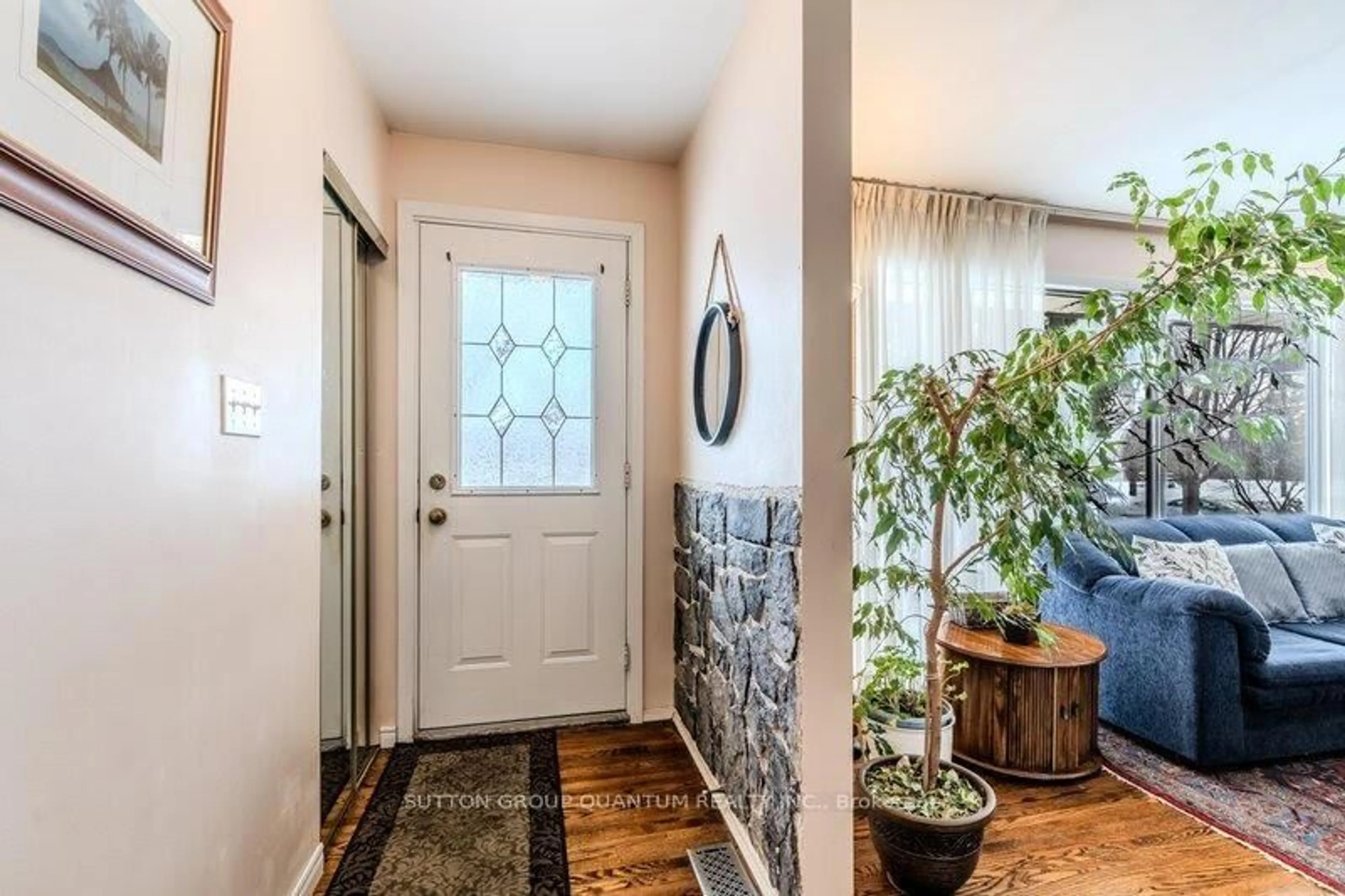 Indoor entryway for 1382 Gainsborough Dr, Oakville Ontario L6H 2H6