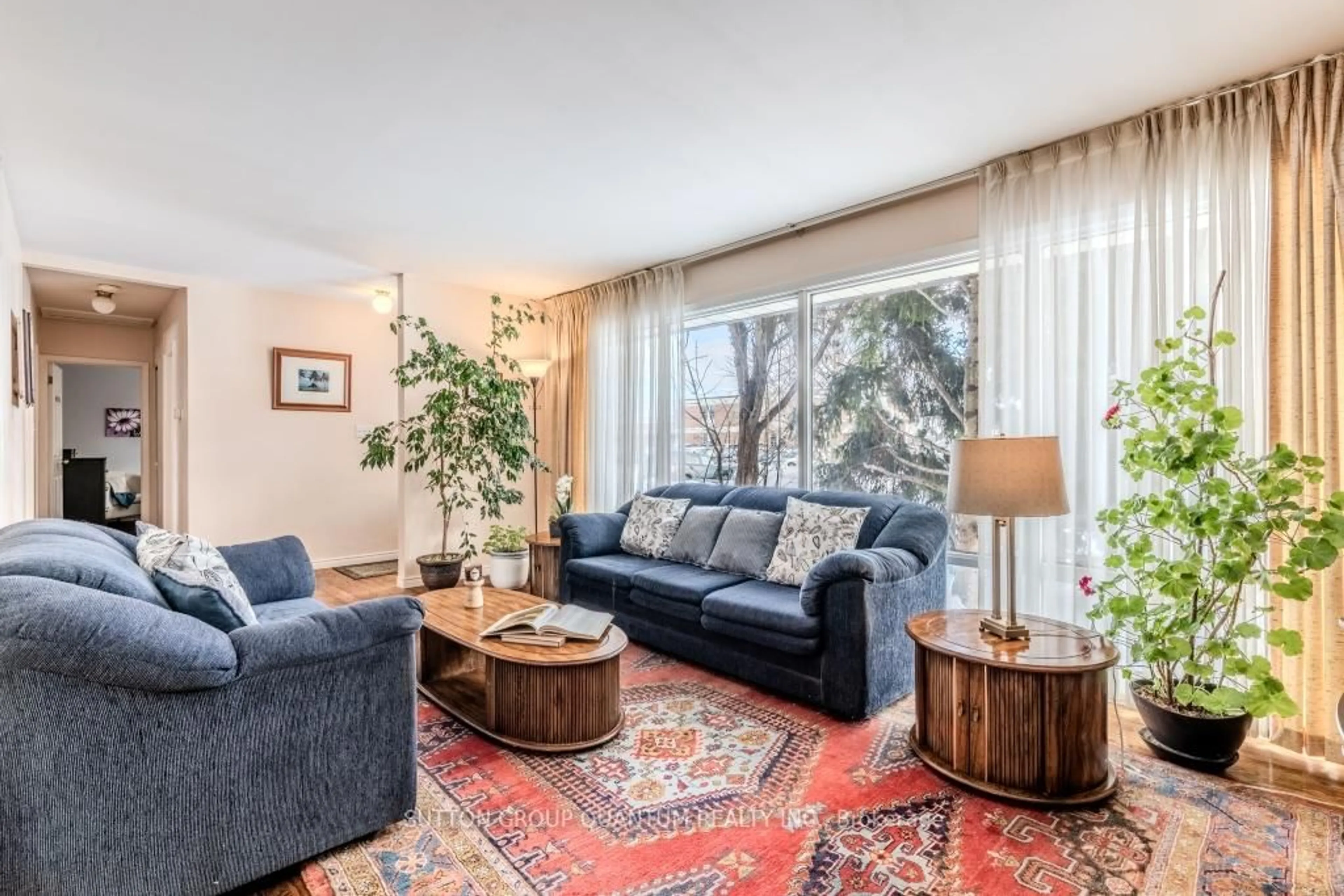 Living room with furniture, carpet floor for 1382 Gainsborough Dr, Oakville Ontario L6H 2H6