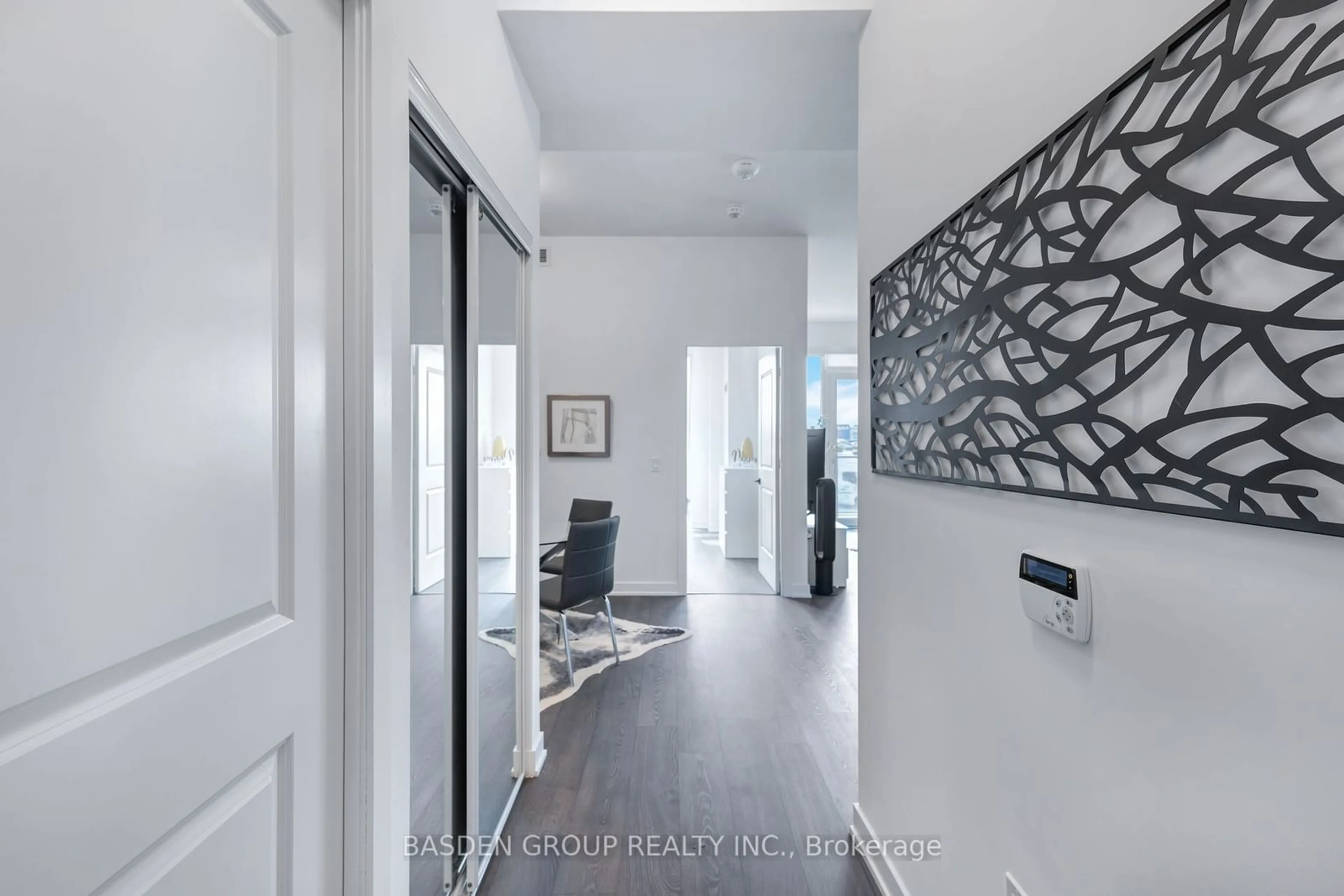 Indoor entryway for 4655 Metcalfe Ave #202B, Mississauga Ontario L5M 0Z7