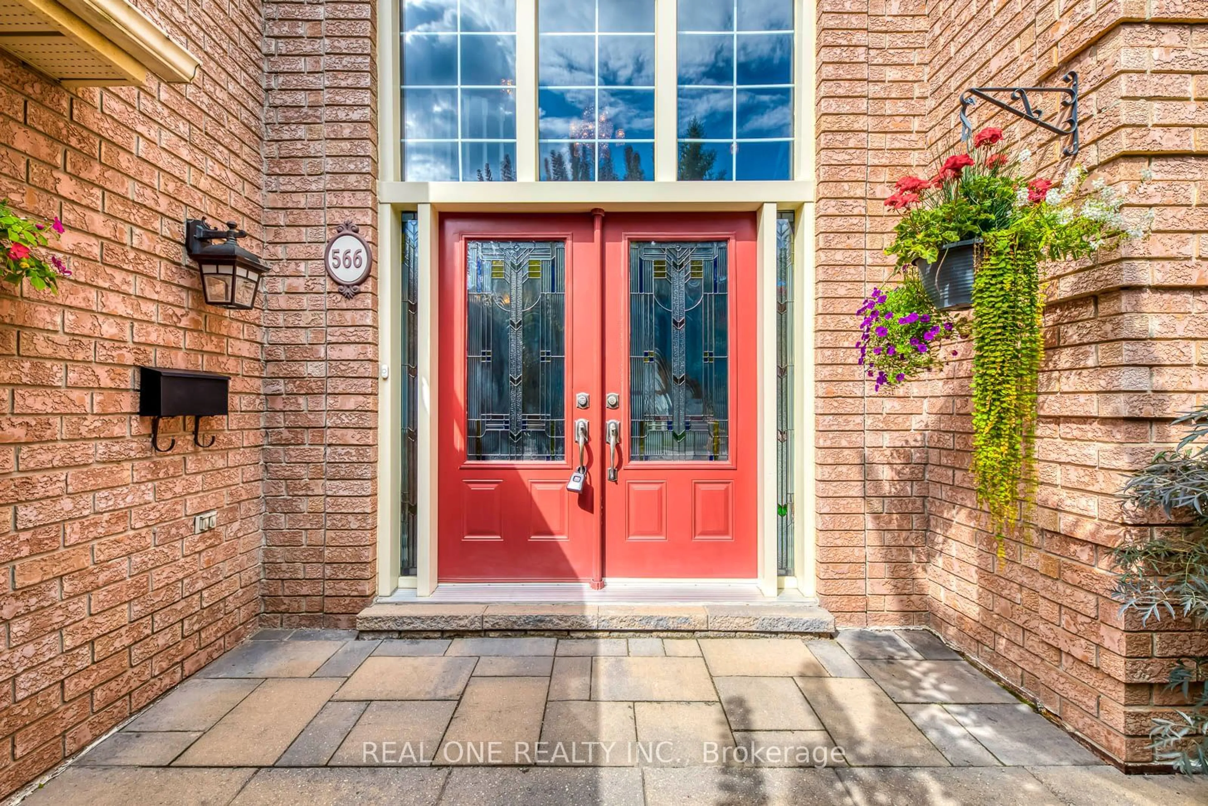 Indoor entryway for 566 Blenheim Cres, Oakville Ontario L6J 6P4