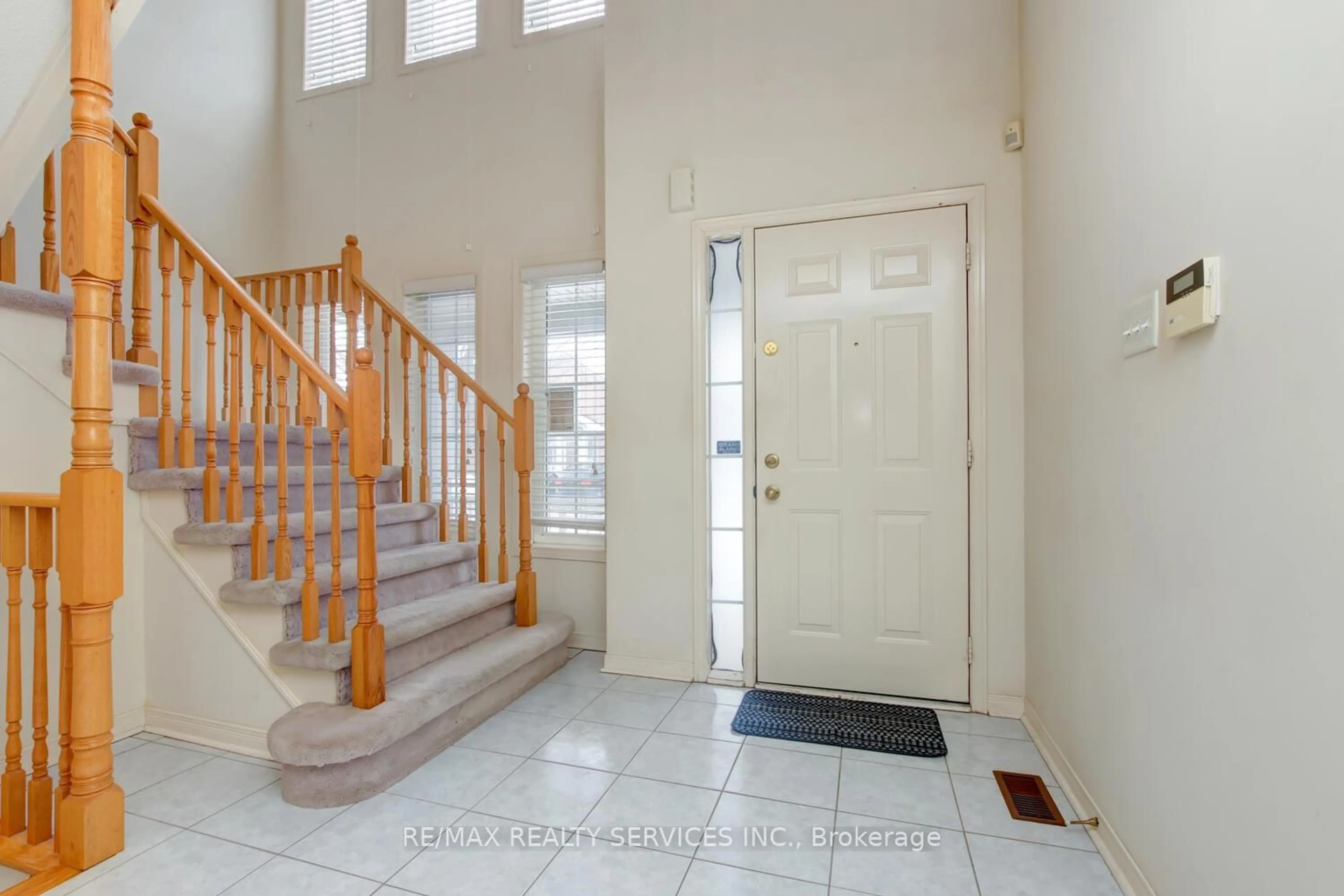 Indoor foyer for 83 Starhill Cres, Brampton Ontario L6R 2P8