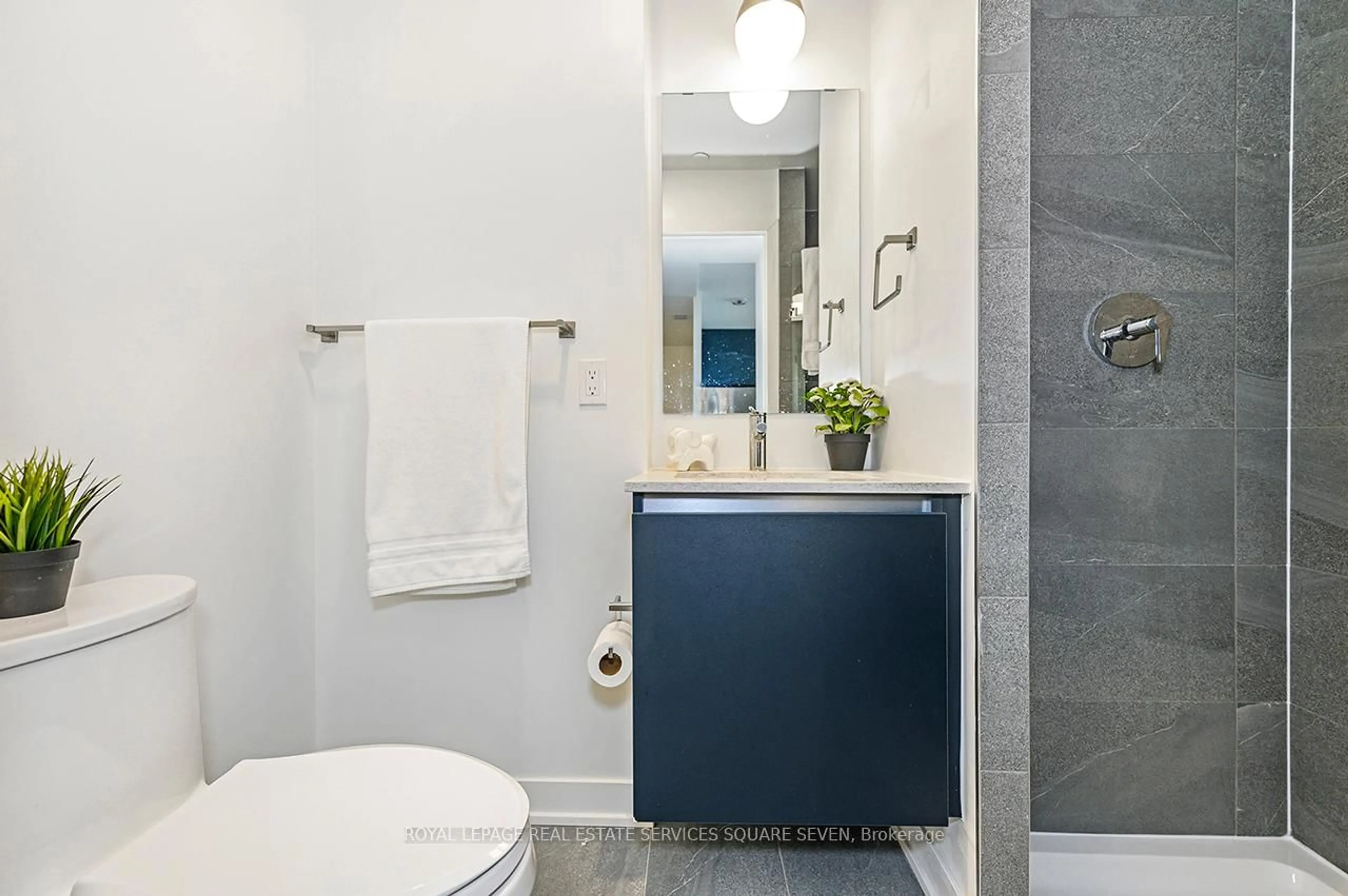 Standard bathroom, ceramic/tile floor for 395 Dundas St #820, Oakville Ontario L6M 4M2