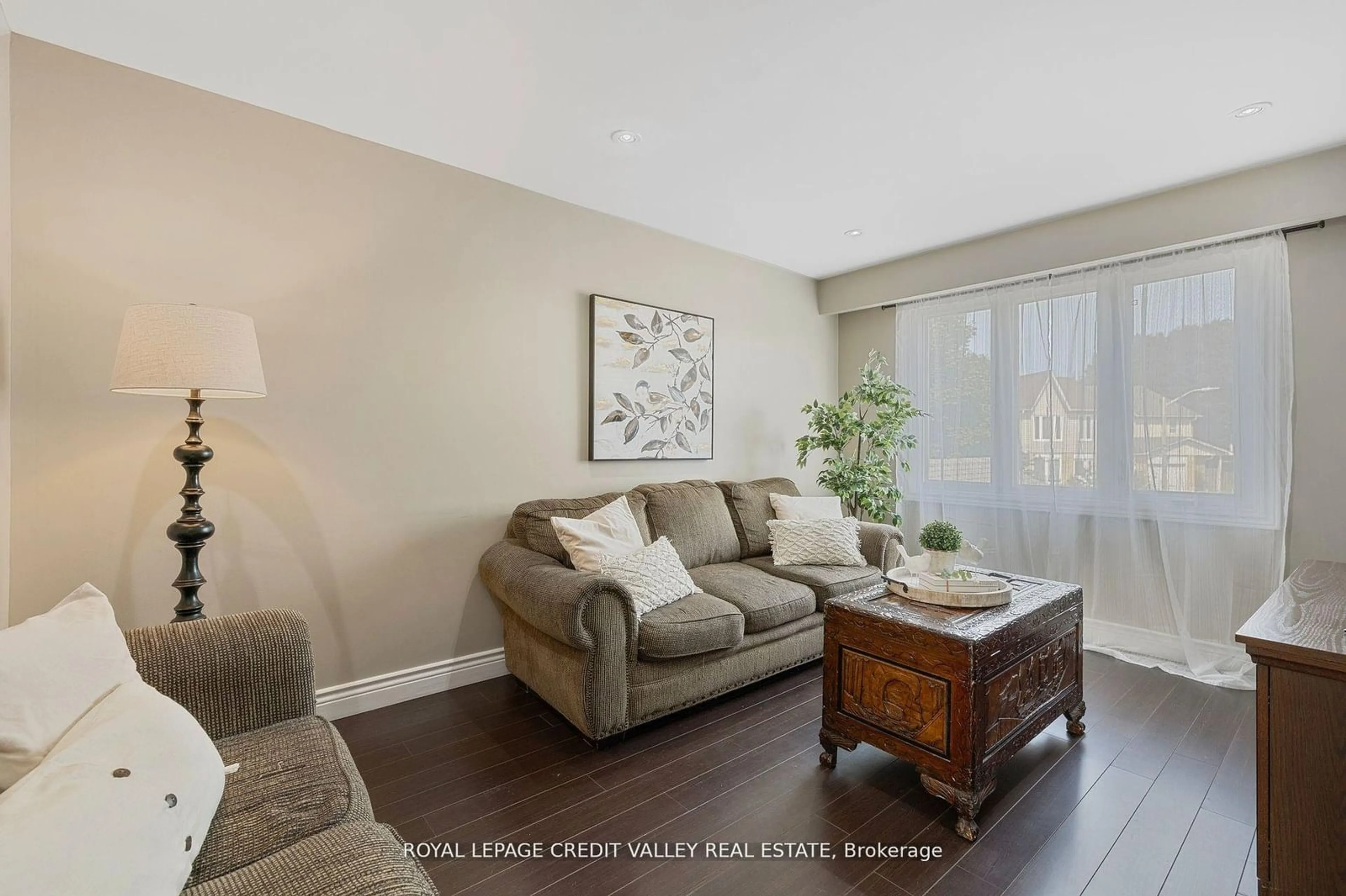 Living room with furniture, wood/laminate floor for 28 Kincaid Crt, Brampton Ontario L6Z 1E4