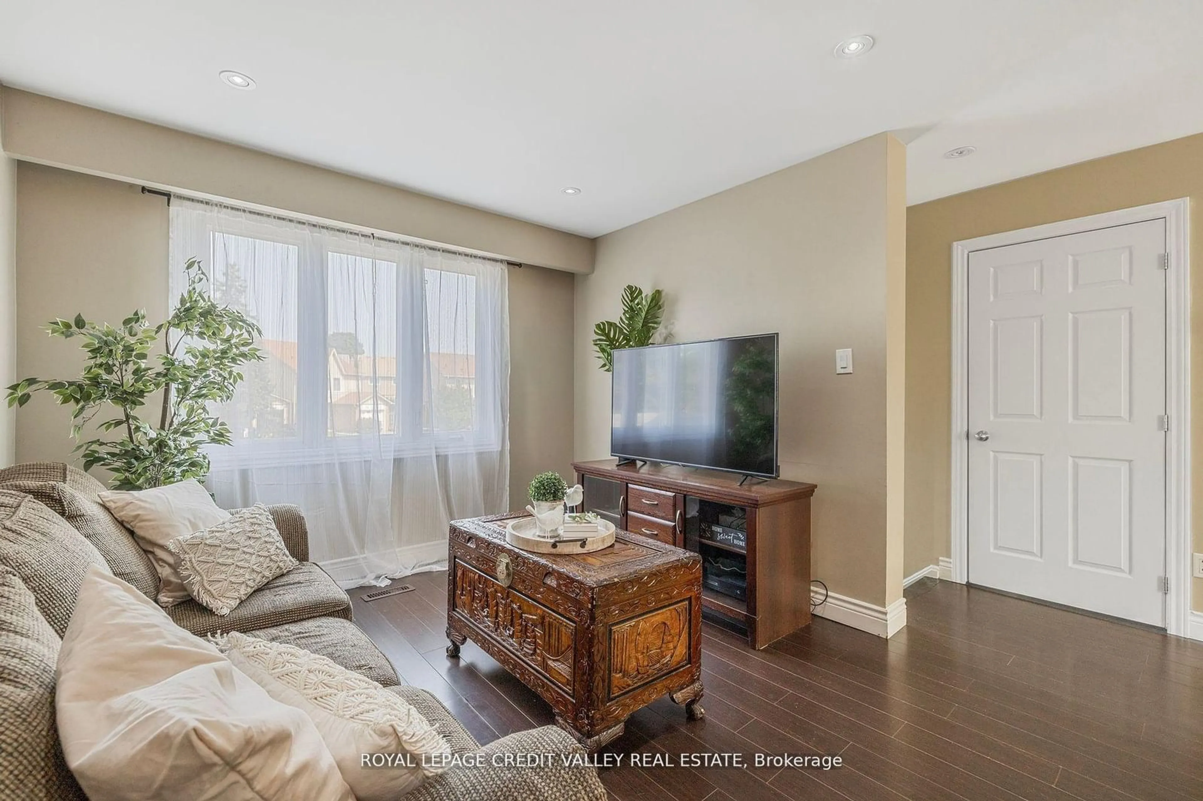 Living room with furniture, wood/laminate floor for 28 Kincaid Crt, Brampton Ontario L6Z 1E4